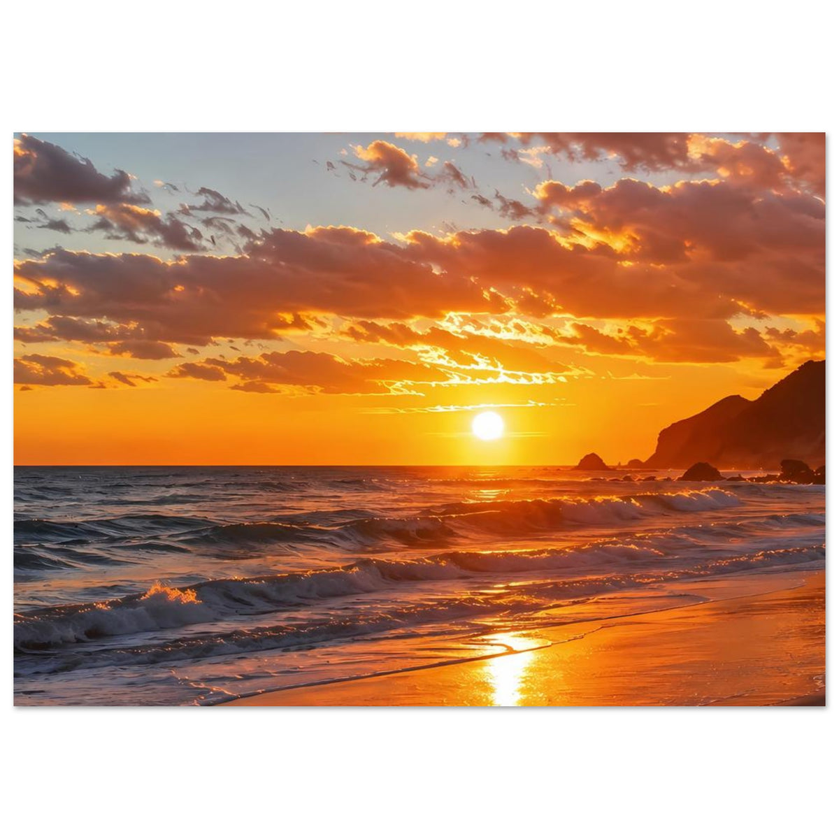 Querformat-Poster: Sonnenuntergang am Strand, Sonne knapp über dem Meer, Küste im Dunst.