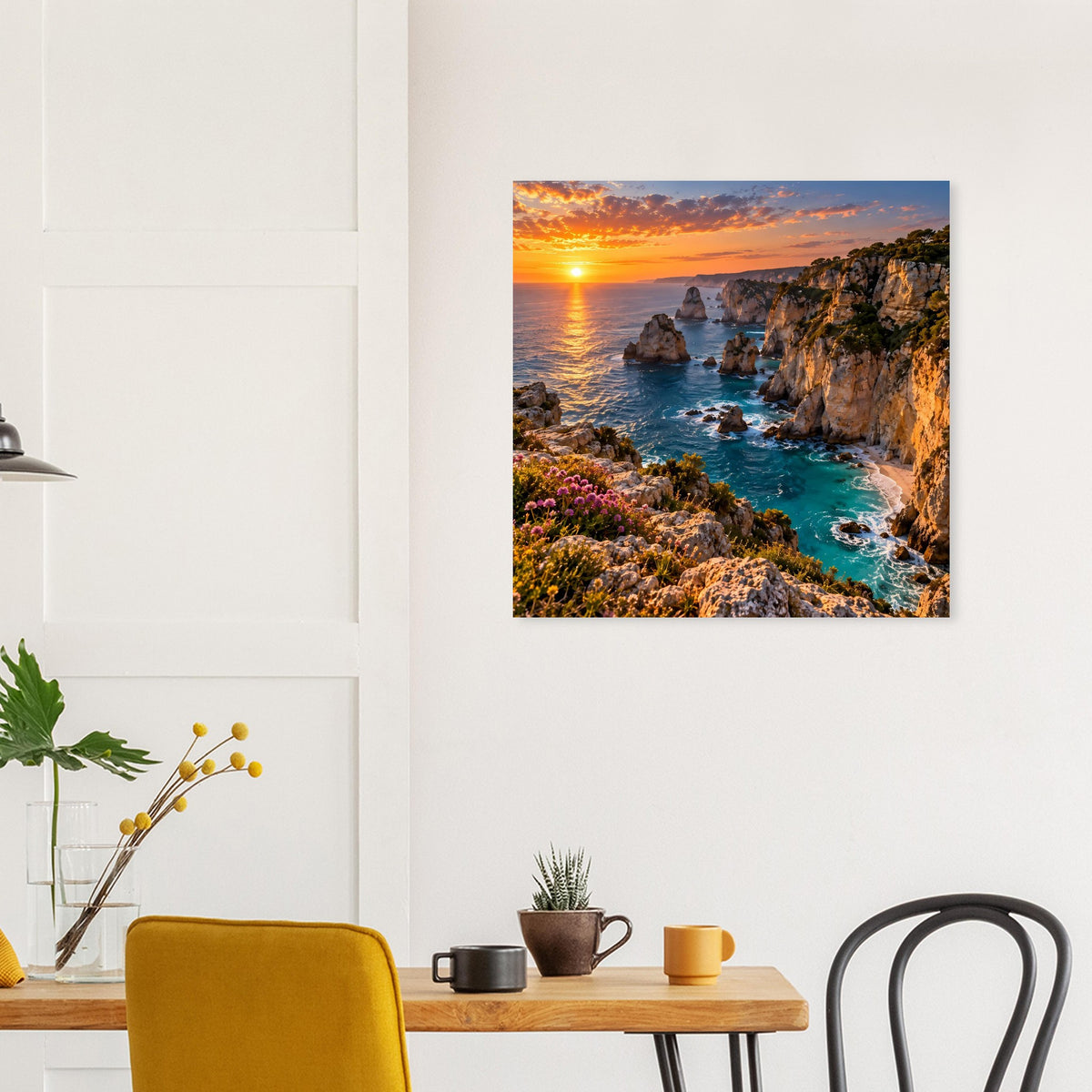 Wandposter mit Küstenlandschaft: goldener Sonnenuntergang, Felsen, türkisfarbenes Wasser