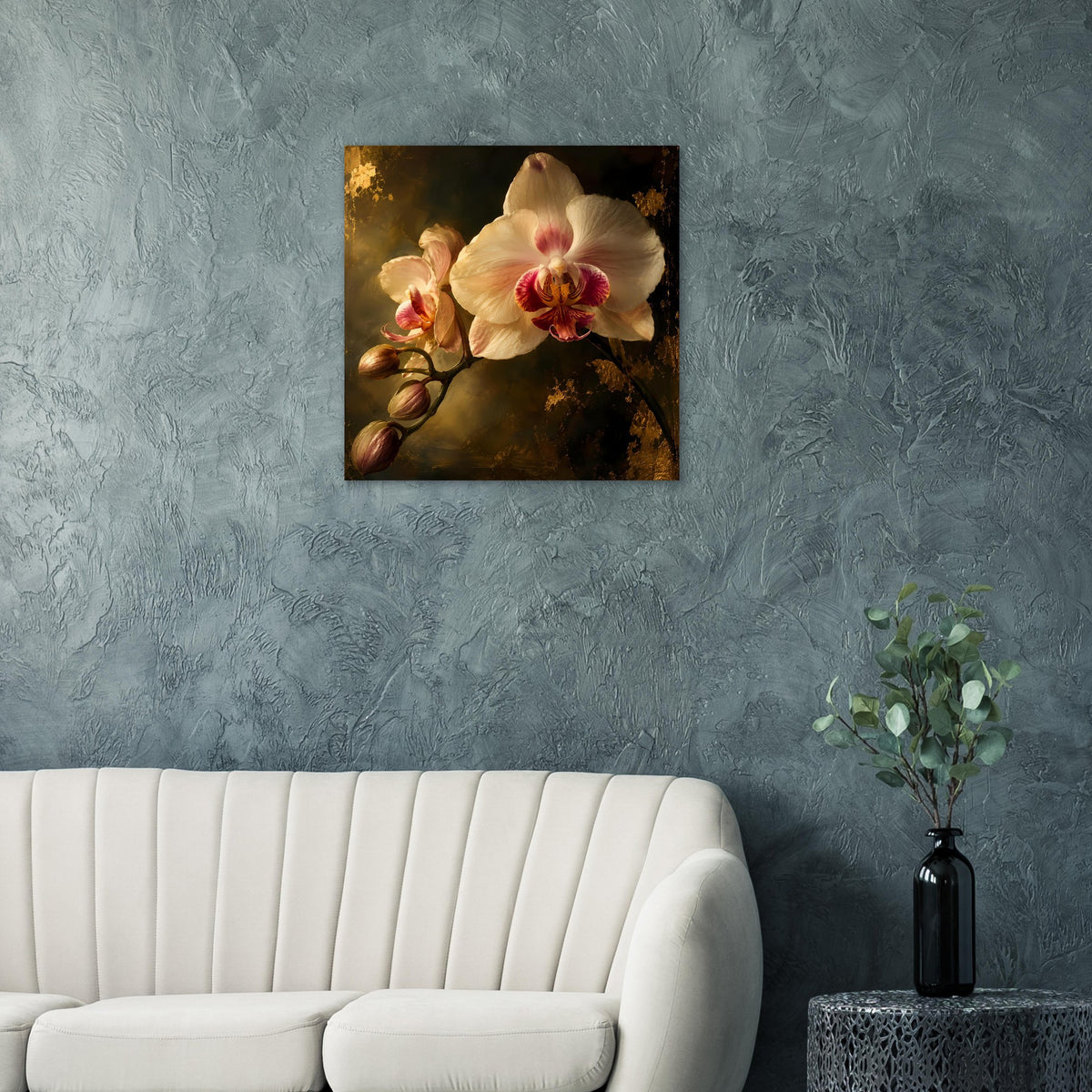 Orchideenposter im Rahmen mit cremefarbener Orchidee und goldbraunem Hintergrund