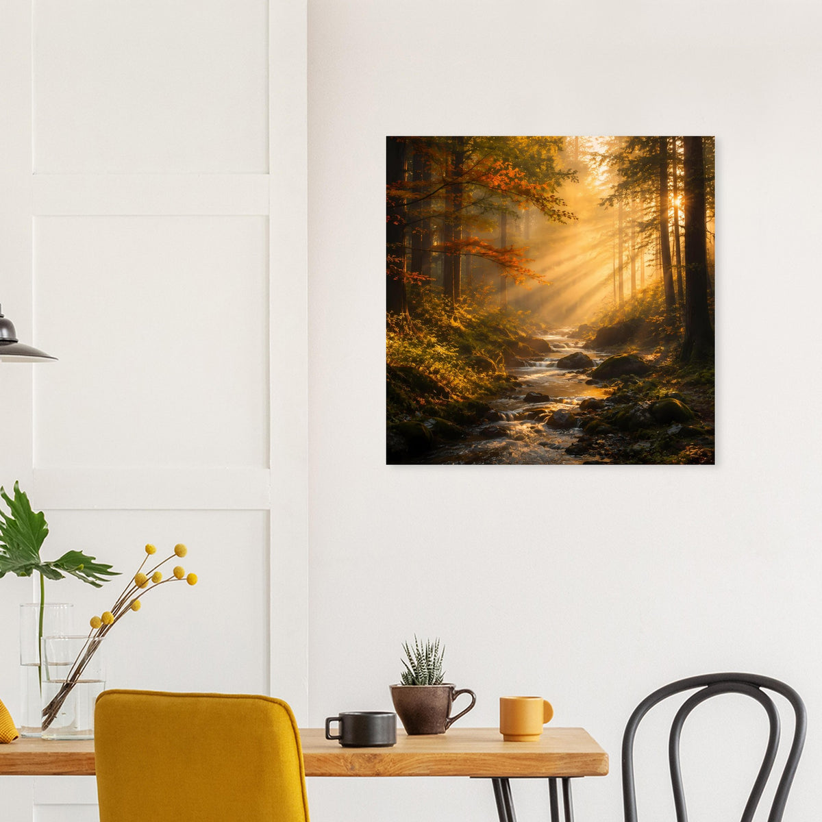 Quadratisches Poster mit Waldeinblick im Sonnenaufgang, leuchtende Lichtkanten im Nebel