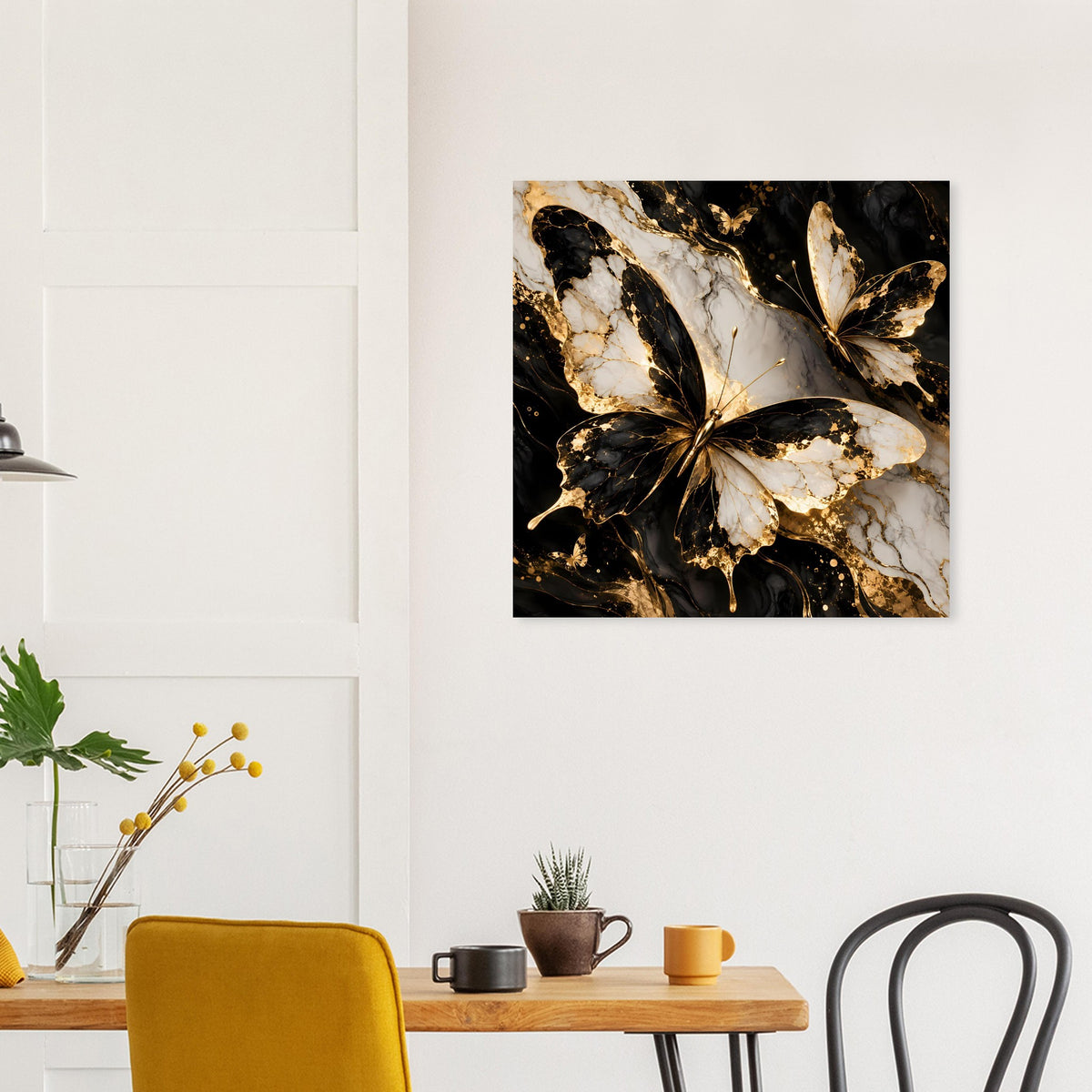 Quadratisches Poster mit Schmetterling-Design: Schwarz, Gold und beiger Marmorstruktur