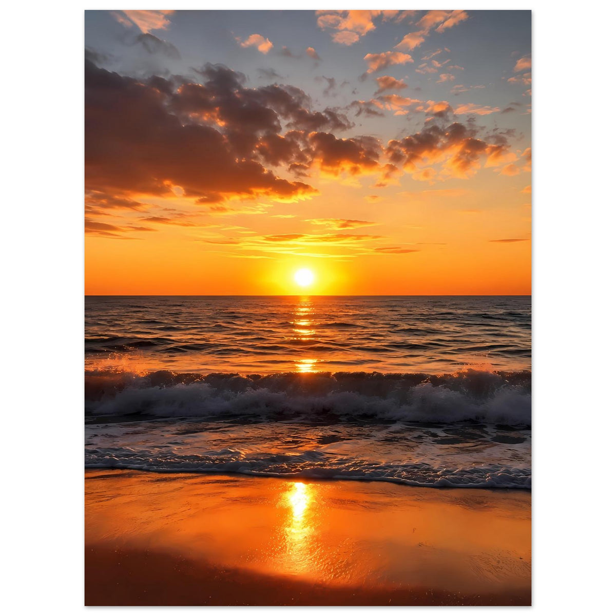 Poster Sonnenuntergang am Meer mit Wolken über dem Horizont, Wellen und goldenem Lichtreflex im Hochformat