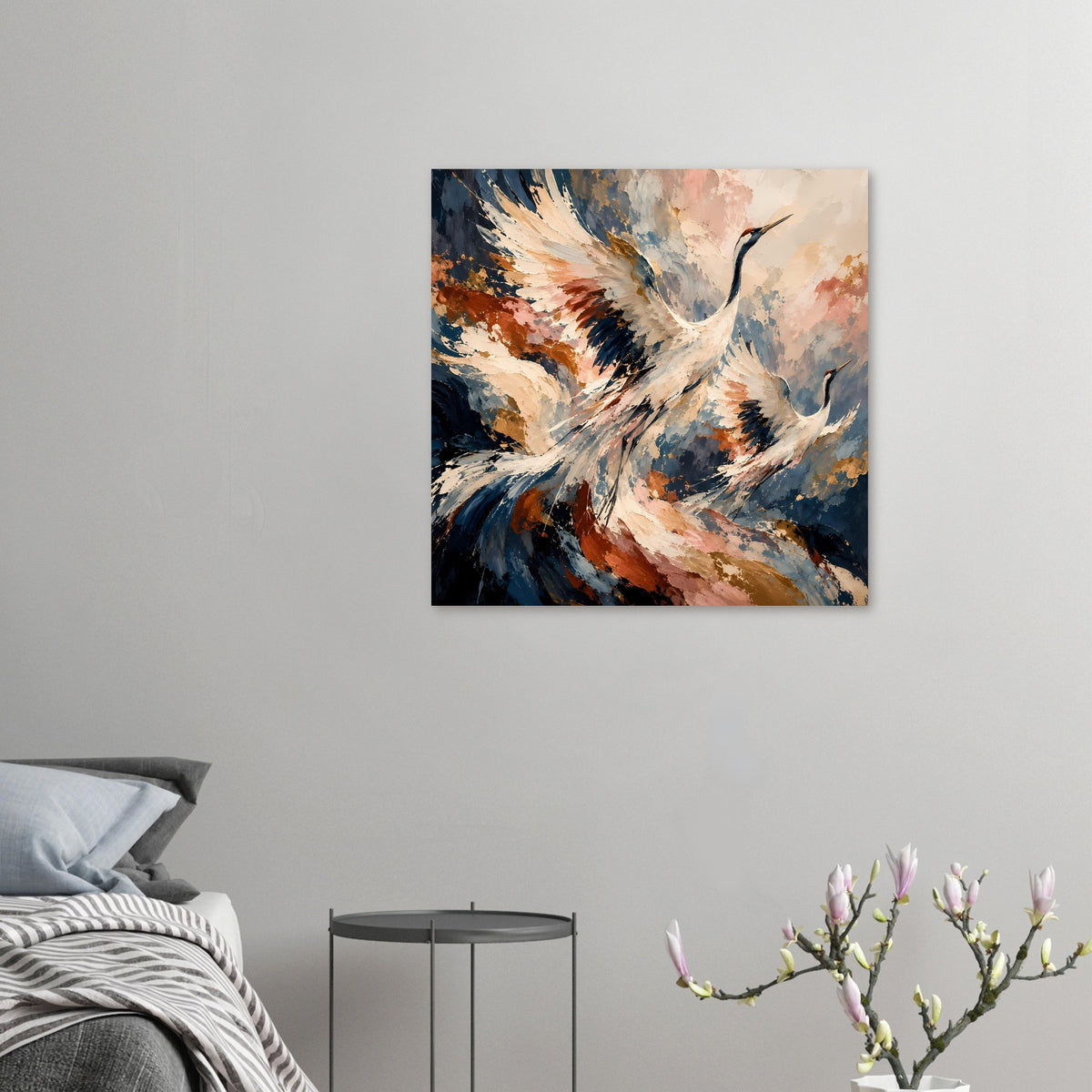 Quadratisches Poster mit fliegenden Kranichen, abstrakte Pinselstriche in Creme, Blau und Rost