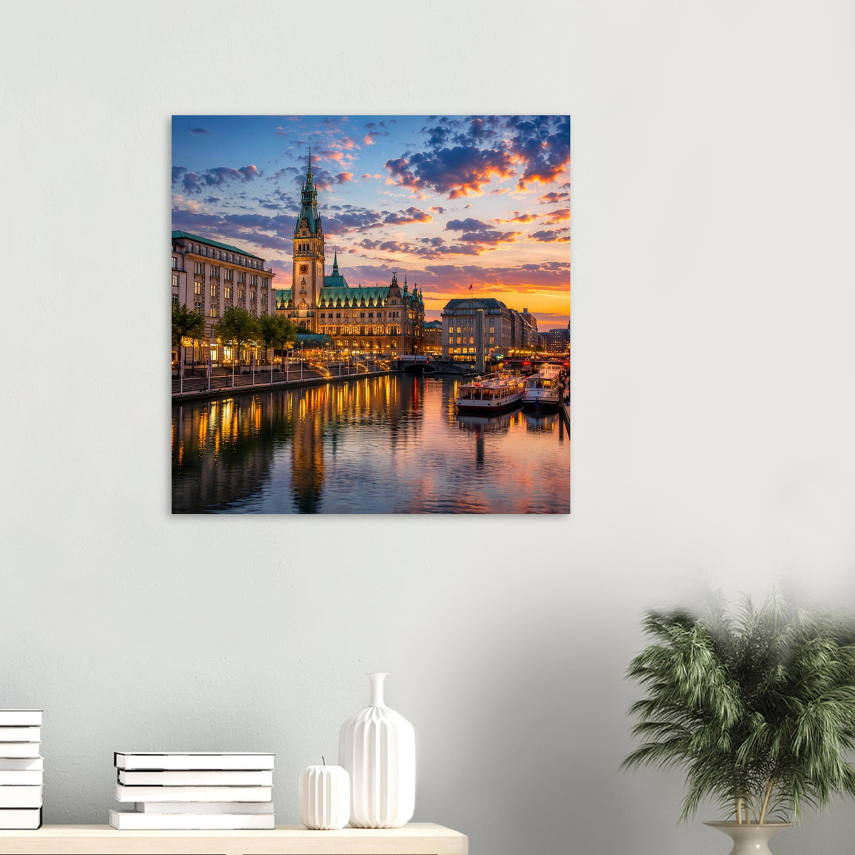Quadratisches Wandbild im schwarzen Rahmen mit Stadt-Skyline bei Sonnenuntergang und Wasserreflexion