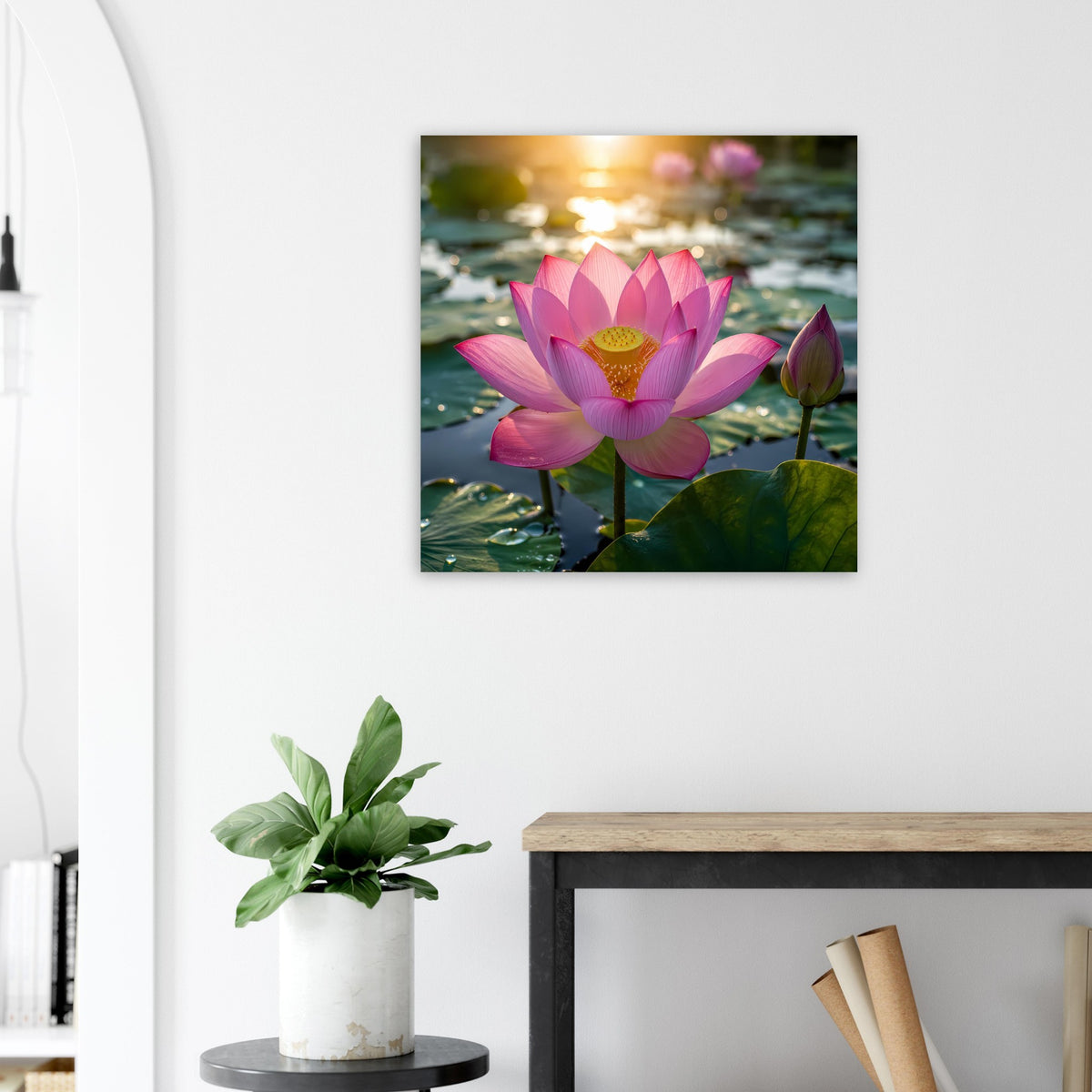 Quadratisches Poster: pinke Lotusblüte auf Seerosenteich mit warmem Licht