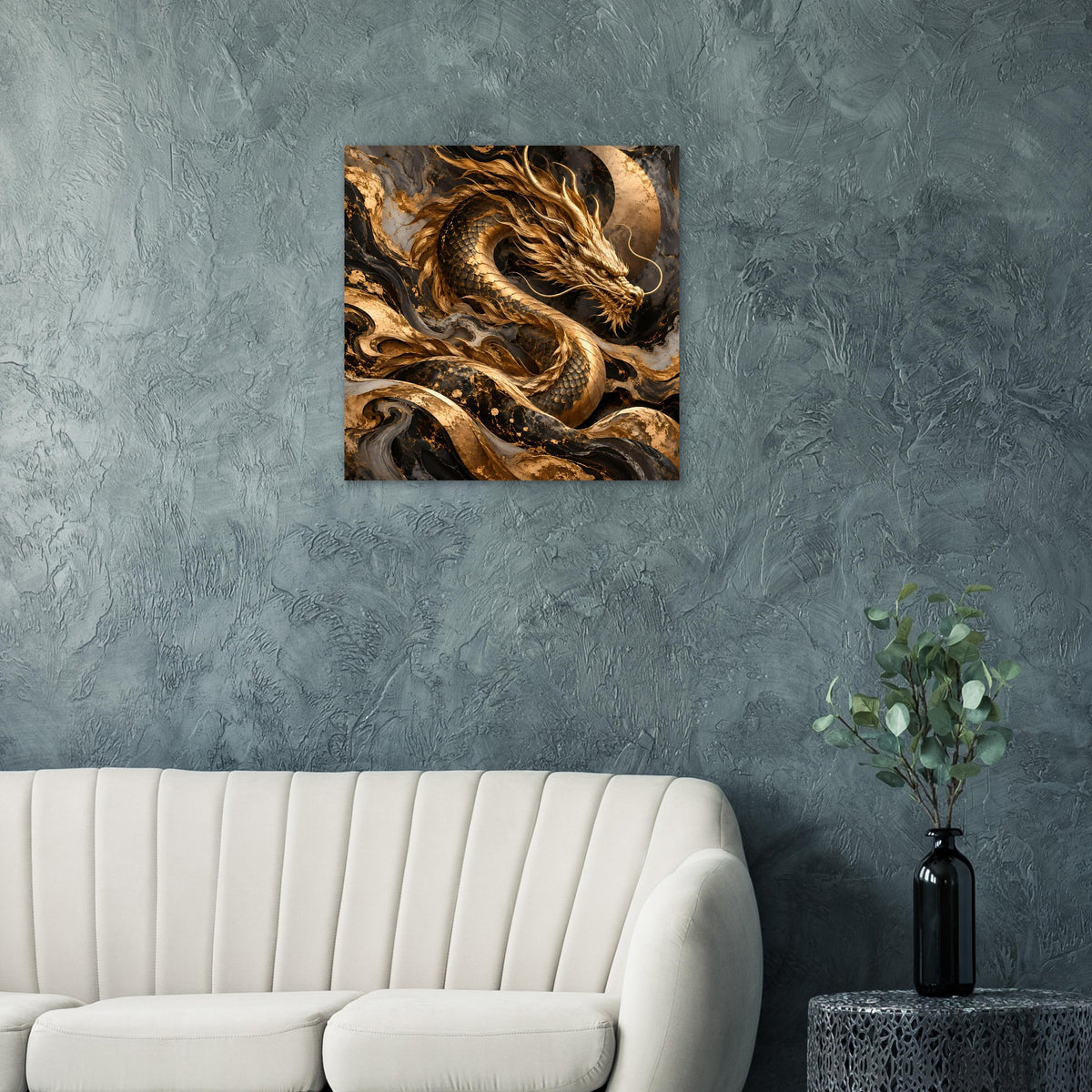 Fantasy-Poster mit goldfarbenem Drachenmotiv auf dunklem Hintergrund, an der Wand.