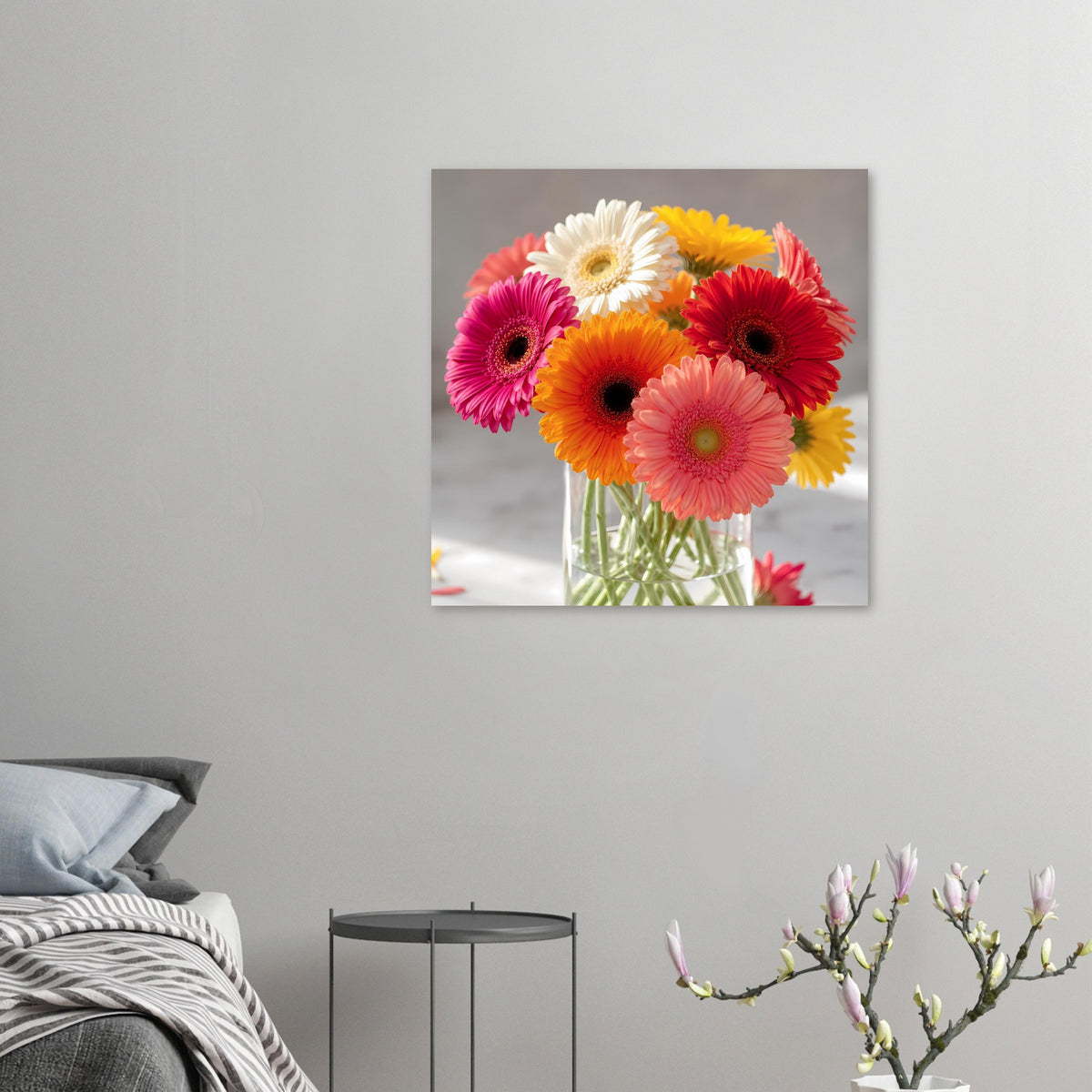 Quadratisches Poster mit kleinem Gerbera-Strauß in Glasvase, bunte Blütenfarben