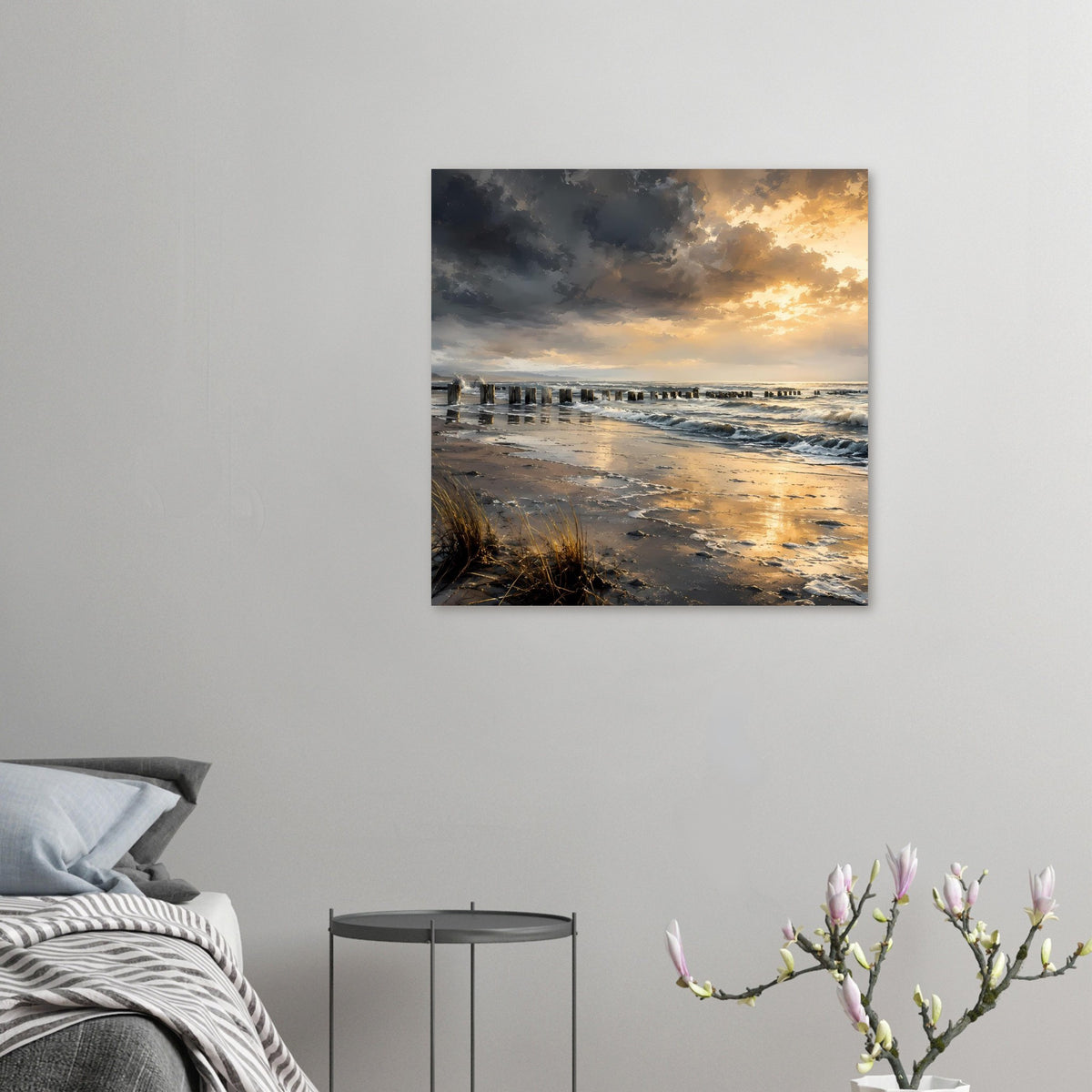 Kleines Poster an der Wand: Strand bei Sonnenuntergang mit goldenen Wolken und Wellen