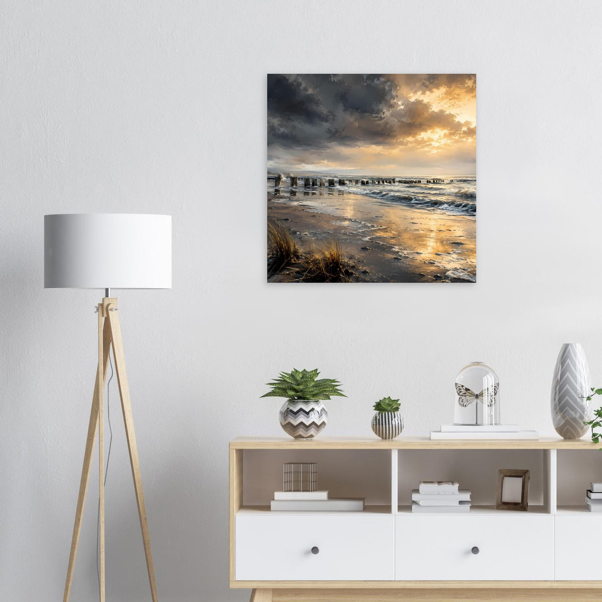 Quadratisches Strandbild im dunklen Rahmen: Sonnenuntergang über dem Meer mit Steg.