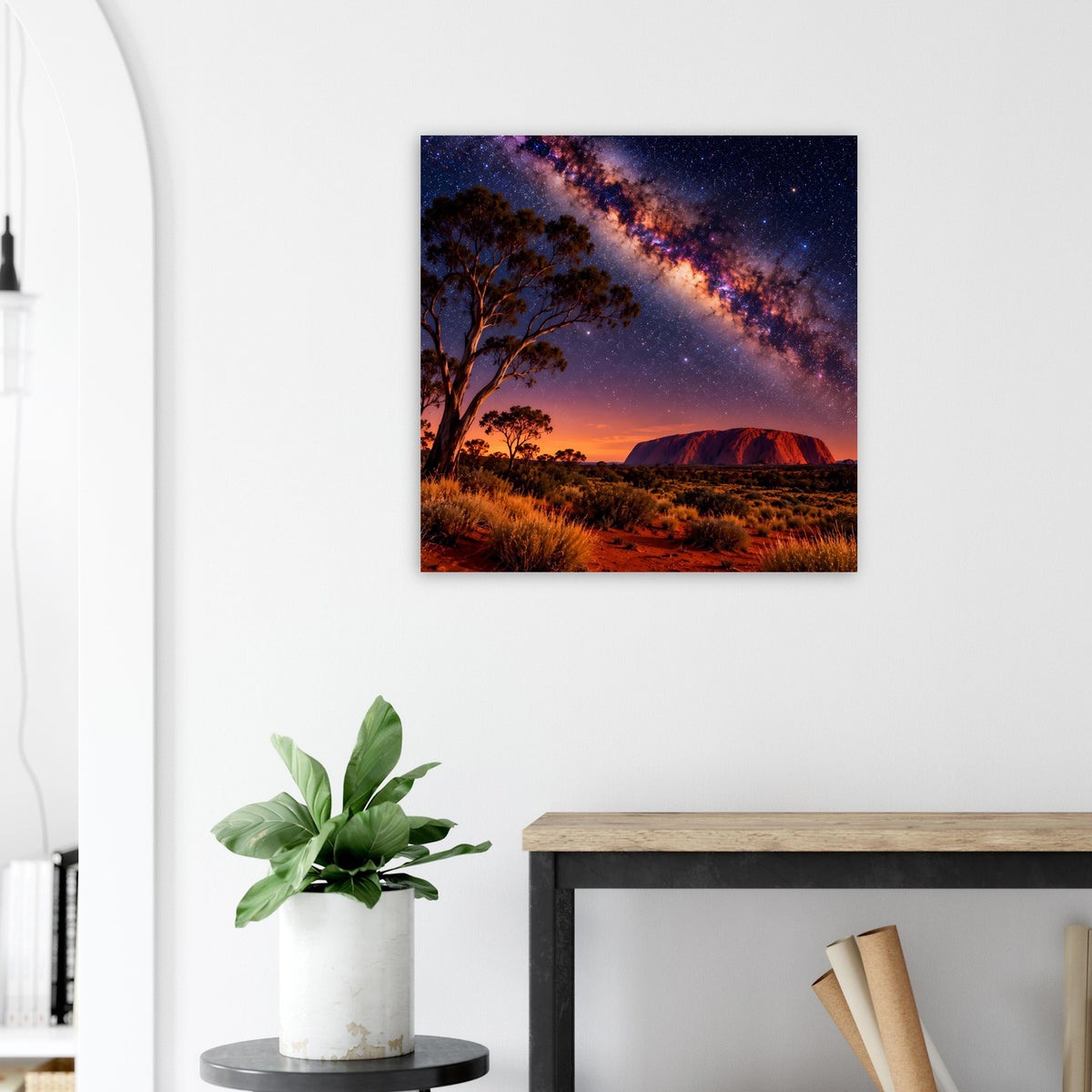 Quadratisches Poster mit Wüstenblick bei Nacht, dunkle Bäume und Milchstraße