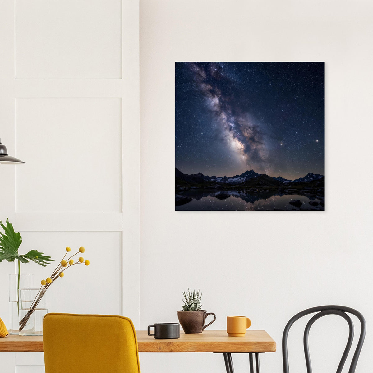 Quadratisches Wandposter mit nächtlicher Bergszene und deutlich sichtbarer Milchstraße