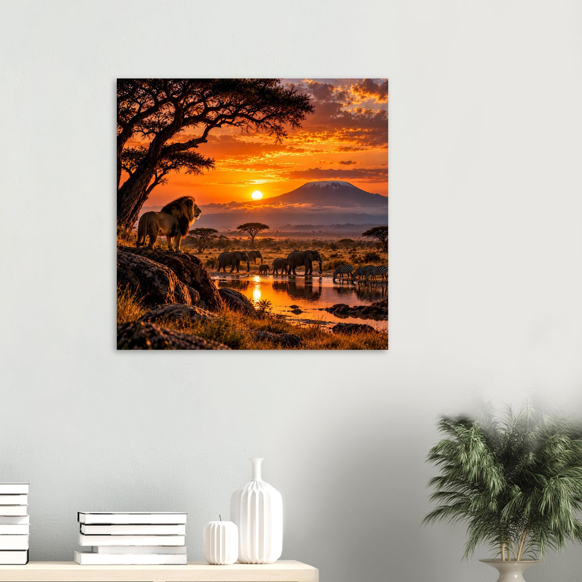 Kleines Safari-Poster: Löwe am Ufer, Elefantenherde am Wasser, Sonnenuntergang über Berglandschaft