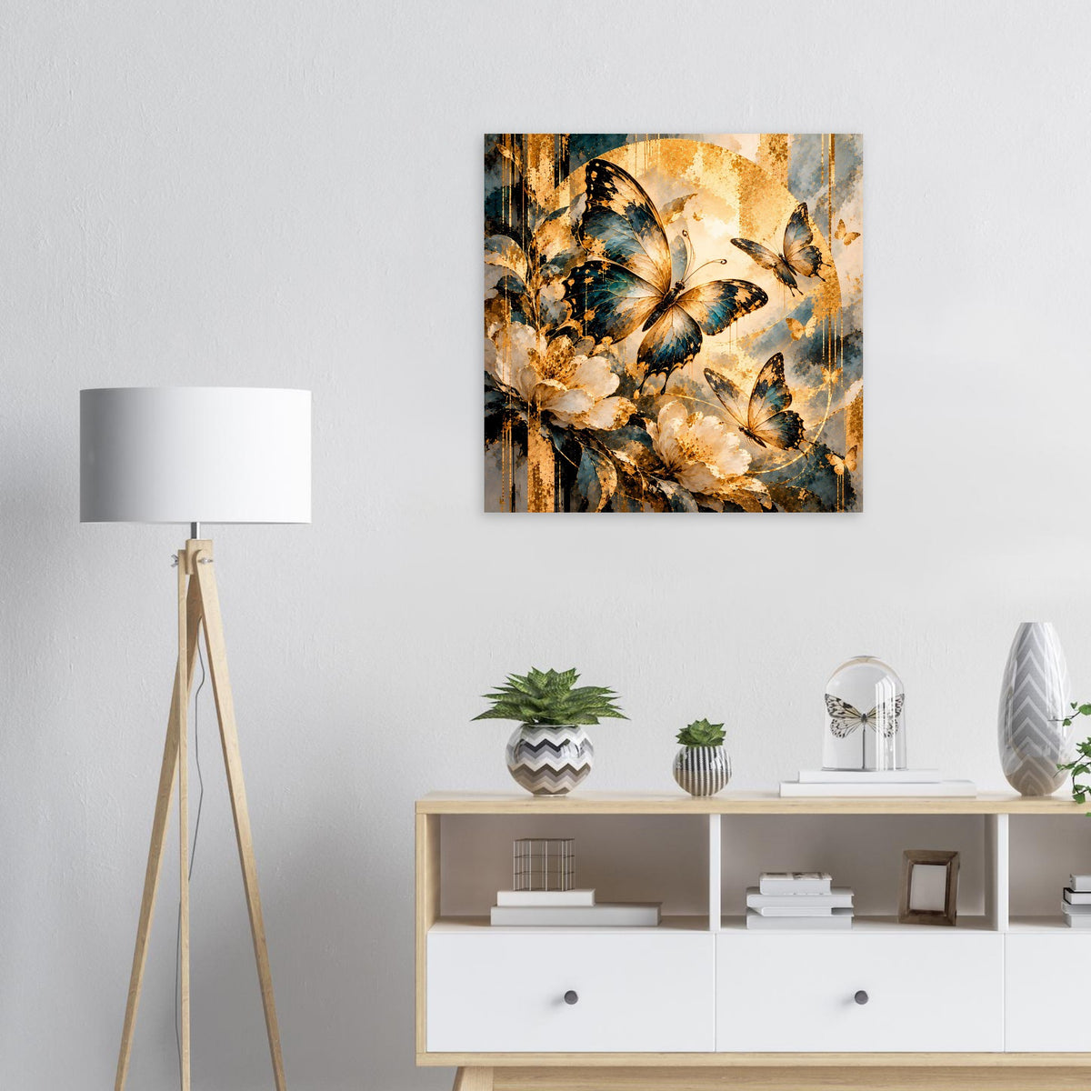 Schmetterlingskunstposter mit blauen und goldenen Schmetterlingen auf warmem Hintergrund