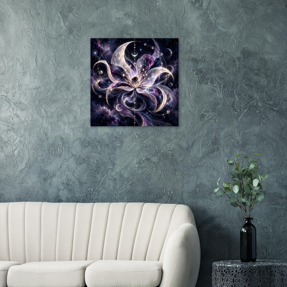 Quadratisches Poster mit kosmischer Blume im schwarzen Rahmen, violett-blauer Sternnebel