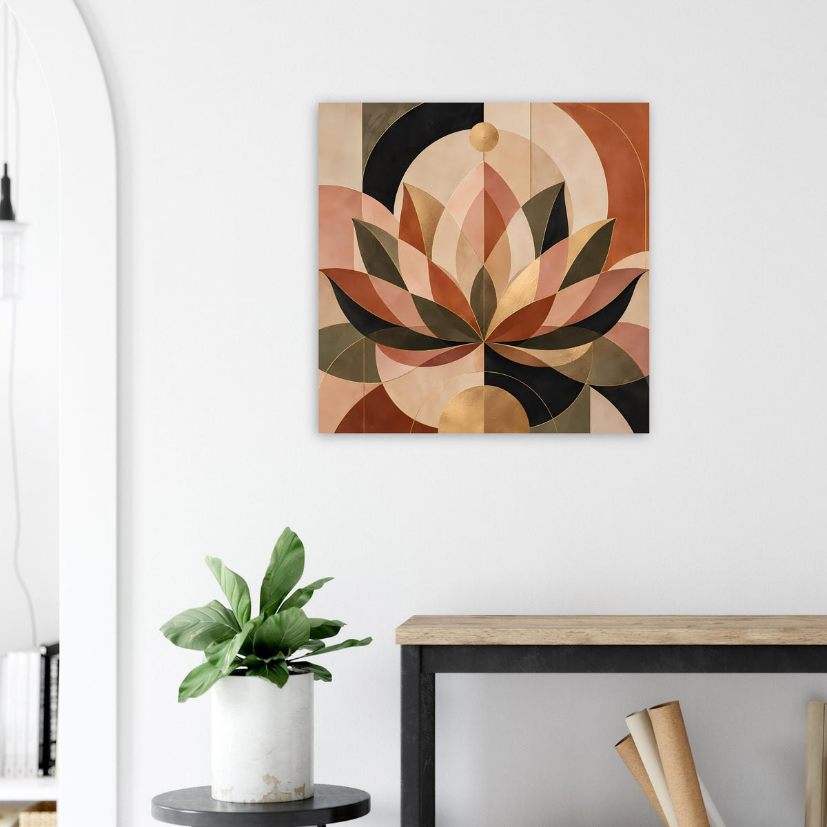 Geometrisches Lotusposter: Blütenblätter in Braun-Beige, goldene Highlights und dunkle Bögen