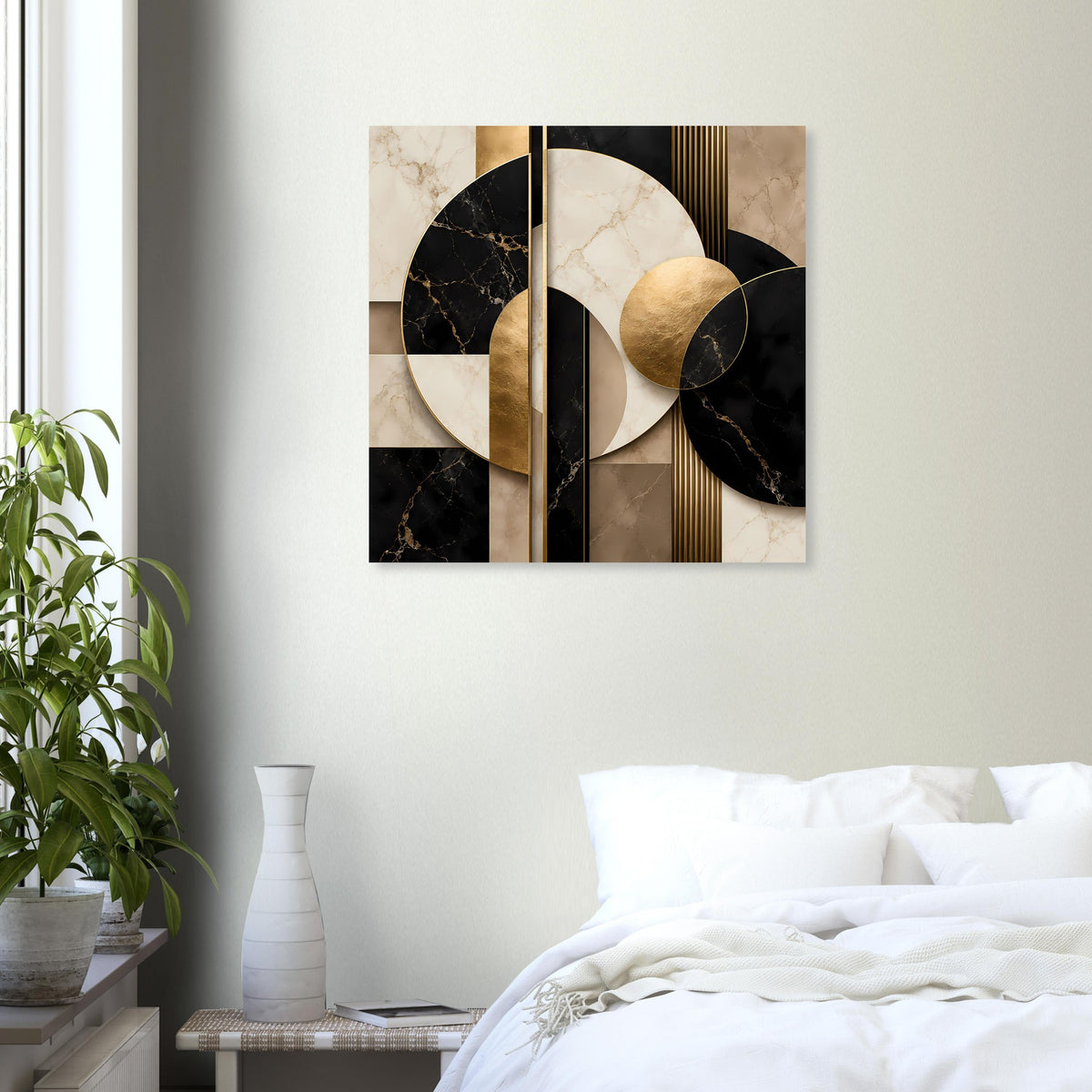 Geometrisches Poster auf der Wand: runde Formen, marmoriertes Beige, Schwarz und goldene Details.