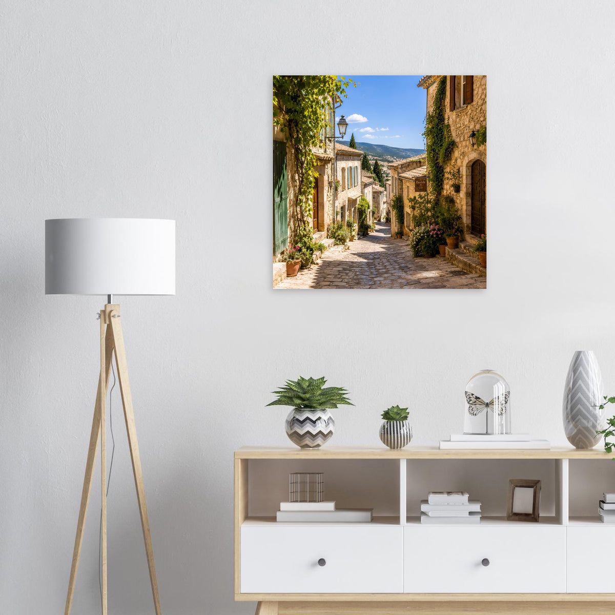 Wandposter mit mediterraner Gasse und grünen Reben an den Fassaden
