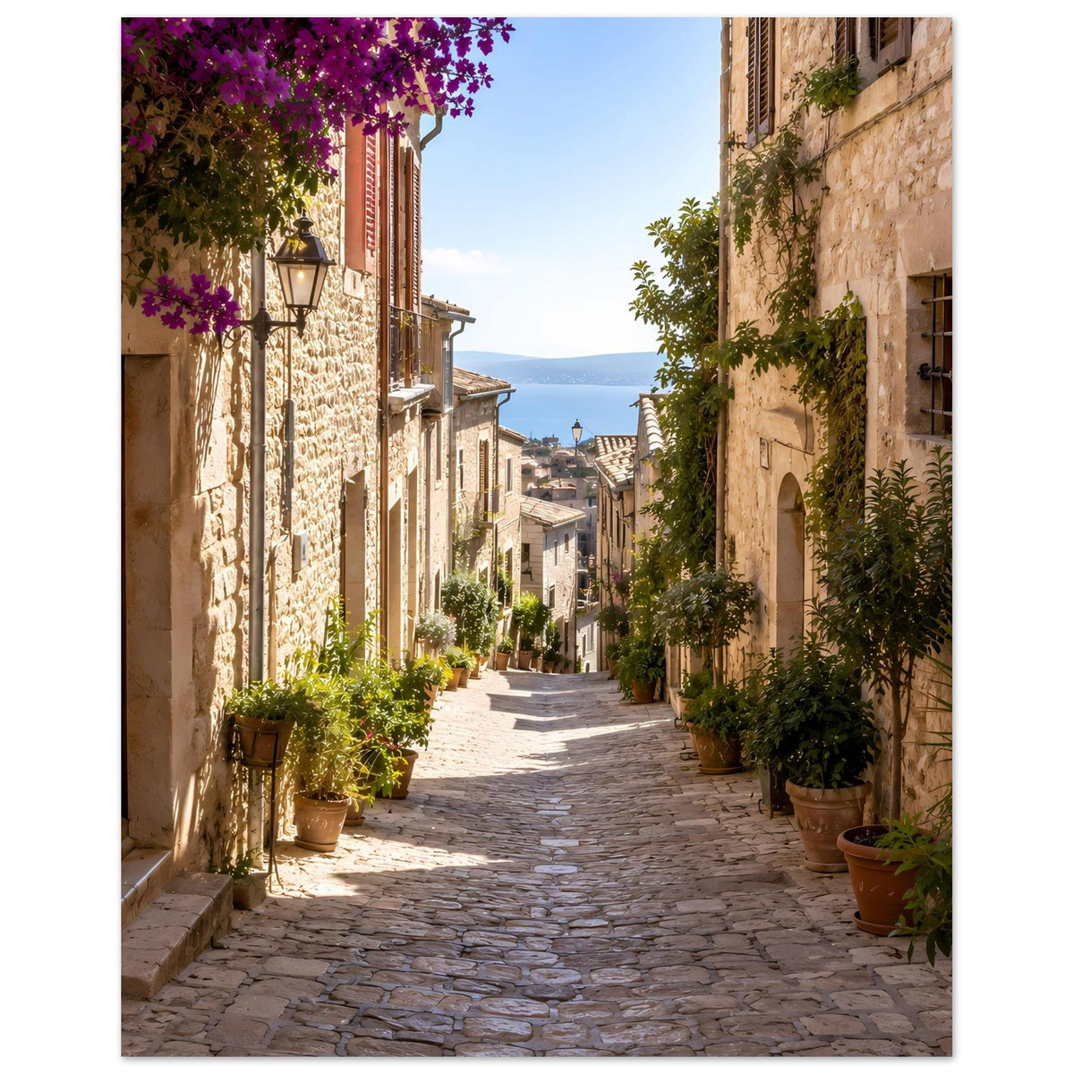 Poster mit mediterraner Gasse aus Naturstein, Pflanzkübeln und lila Blüten
