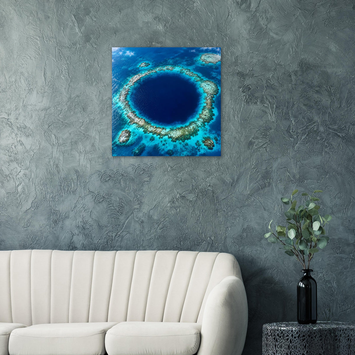 Meerbild-Poster auf grauem Untergrund: runder blaues Wasserloch, umgeben von Riffen