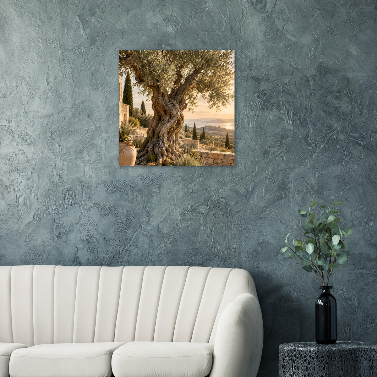 Quadratisches Poster mit knorrigem Olivenbaum und mediterranen Hügeln