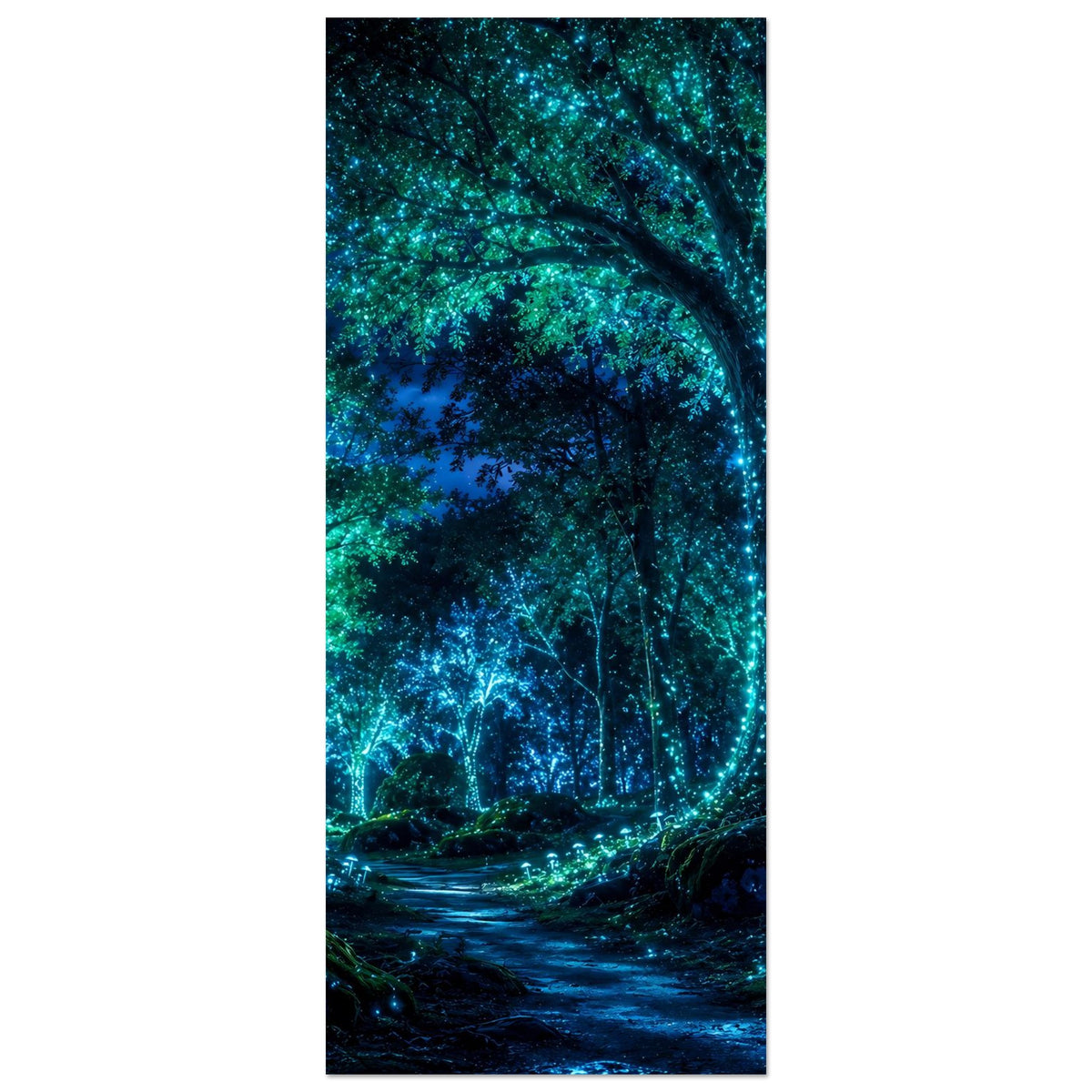 Vertikales Poster: dunkler Wald mit beleuchtetem Baumstamm und blau-grün schimmerndem Laub.