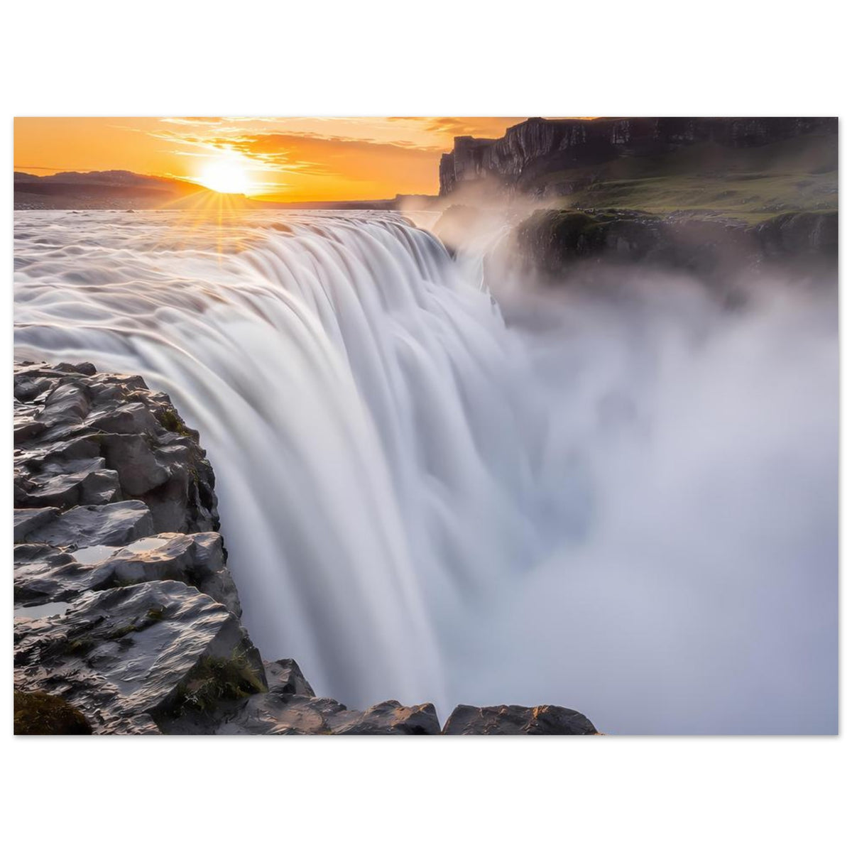 Querformat-Poster mit Wasserfall über Felsen, leuchtende Sonne, Nebelwolken vor dunklem Ufer