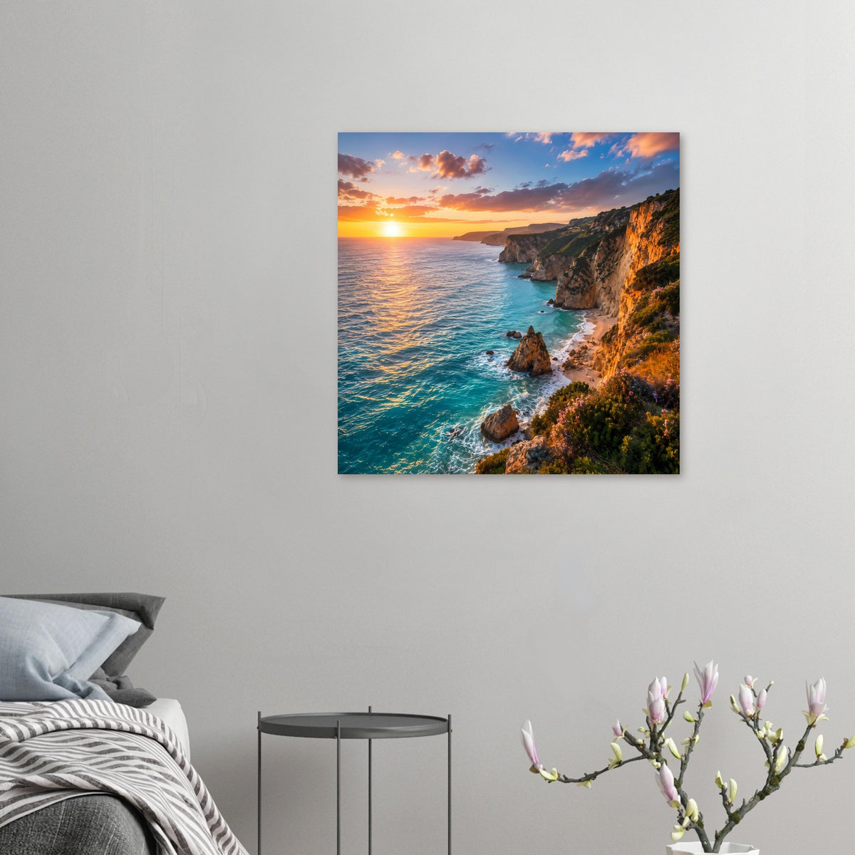 Quadratisches Poster mit Sonnenuntergang über dem Meer, Felsklippen und türkisfarbener Brandung