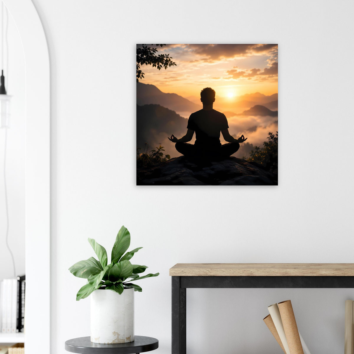 Quadratisches Poster mit meditierender Silhouette bei Sonnenuntergang, Berge hinten, schwarz gerahmt