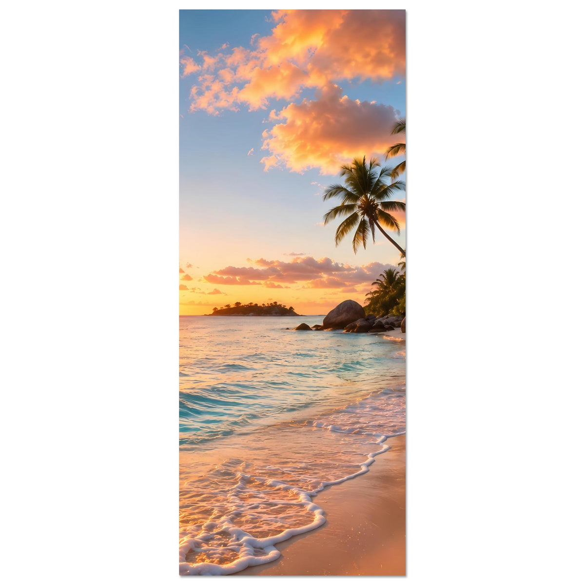 Strandposter im Hochformat: Abendsonne am Meer, Palmen am Strand und Wellen im Vordergrund