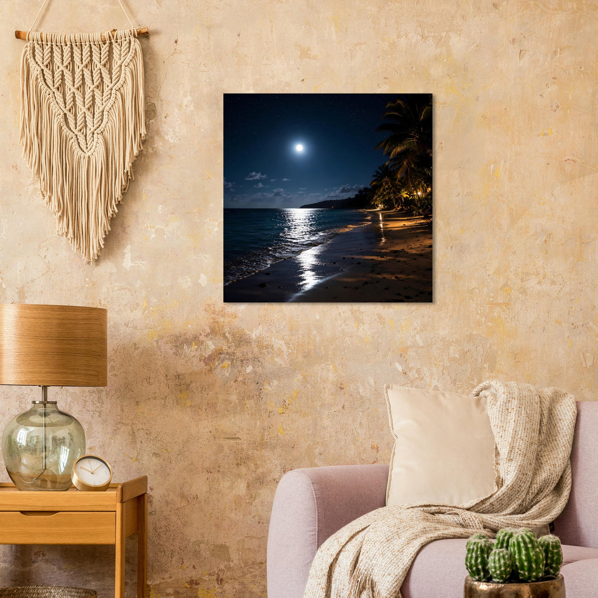 Serene Moonlit Strandposter, schwarz gerahmt: Mondnacht über Strand und Meerlinie.