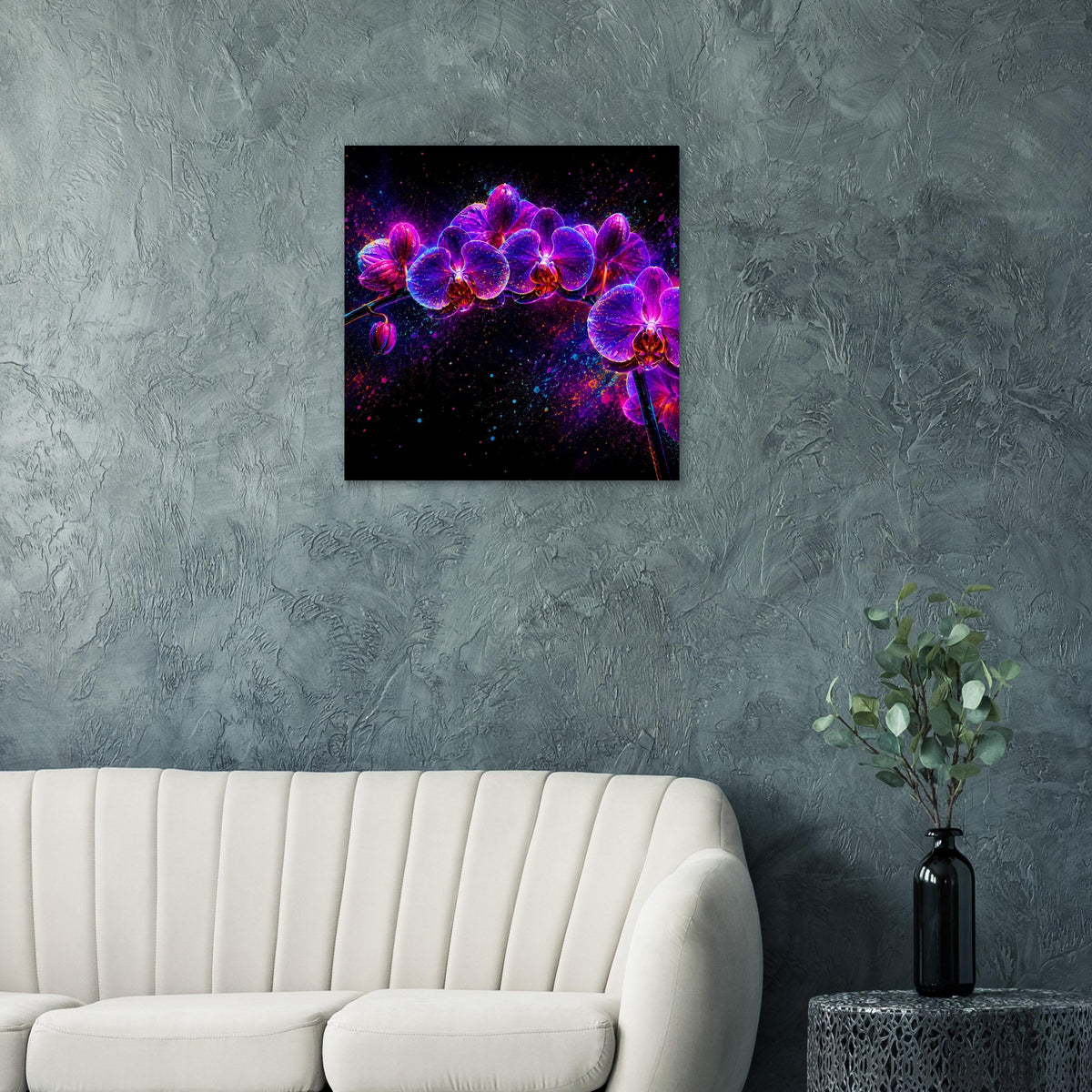 Blumenposter mit Neon-Orchideen im schwarzen Rahmen, kräftig pinke und violette Leuchtblüten.