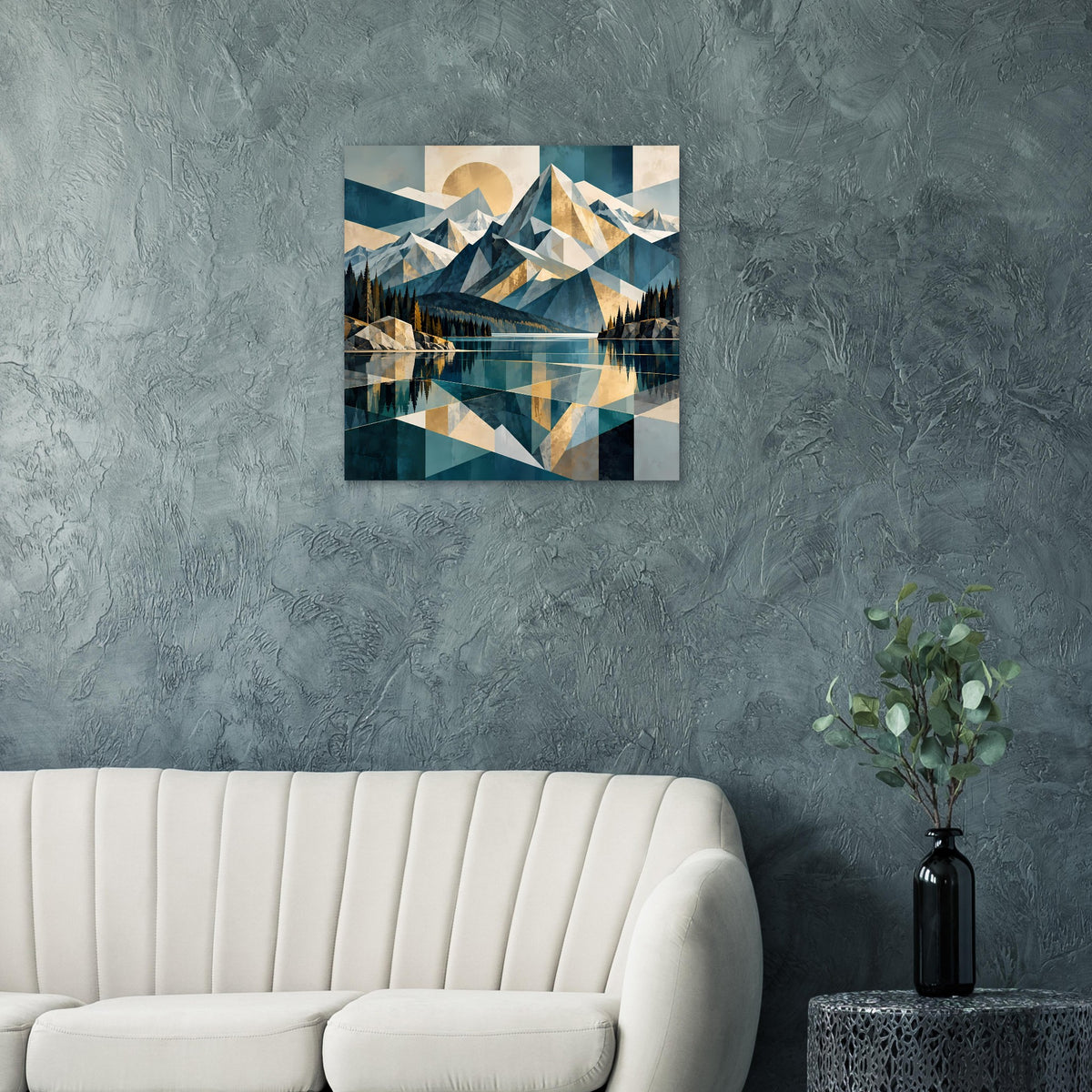 Quadratisches Poster mit geometrischen Bergen und spiegelnder Wasserfläche in Blau.