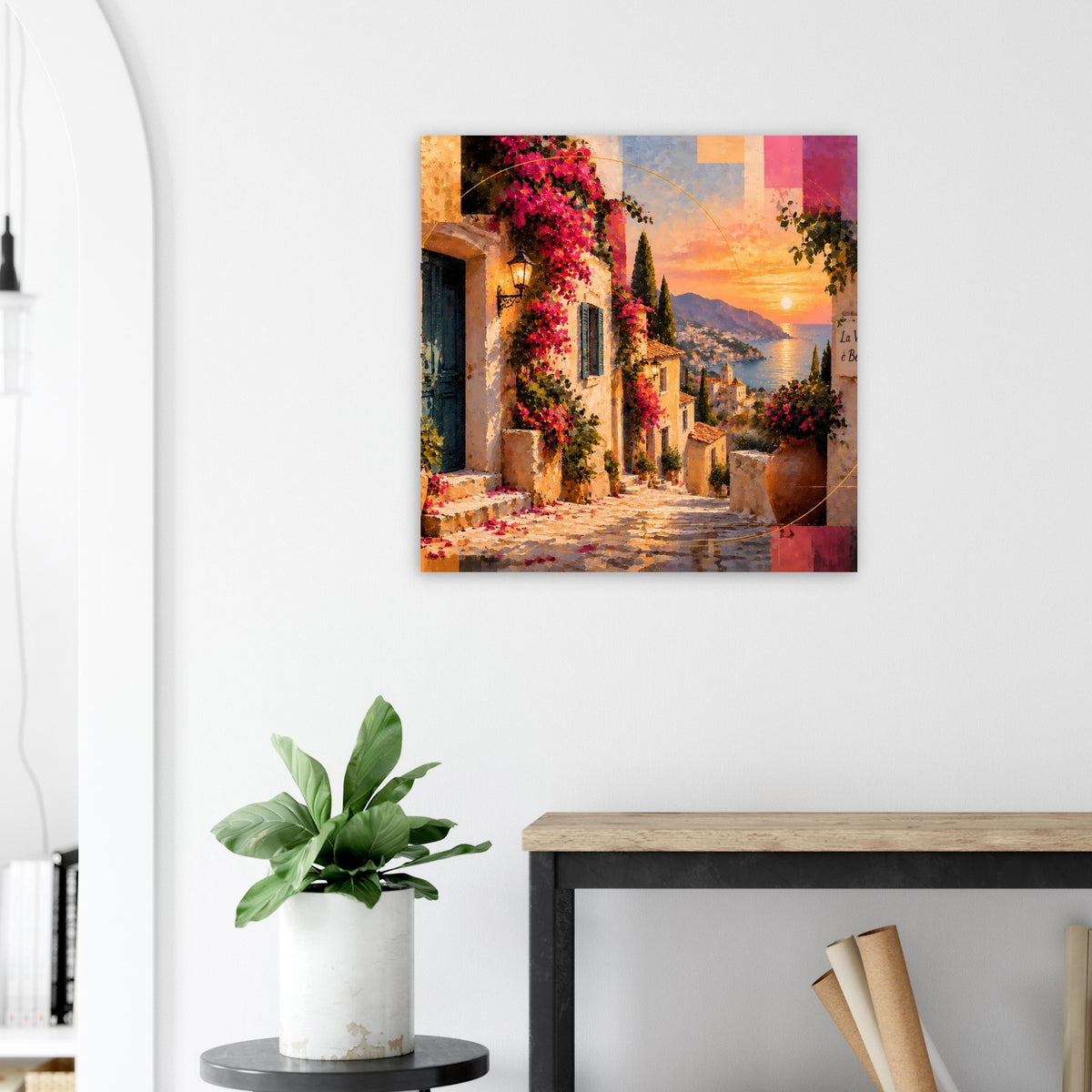 Gerahmtes Poster mit mediterraner Gasse und pinken Blüten vor orangefarbenem Himmel
