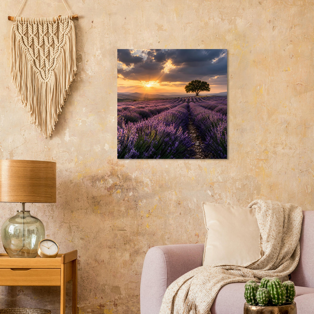 Quadratisches Poster mit Lavendelmeer, tiefem Lila und Sonne hinter Wolken