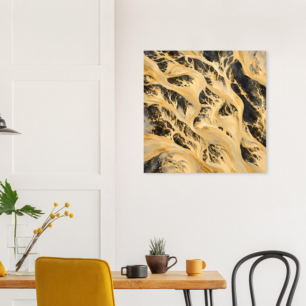 Abstraktes Kunstposter mit goldenen und schwarzen Farblinien, quadratisch