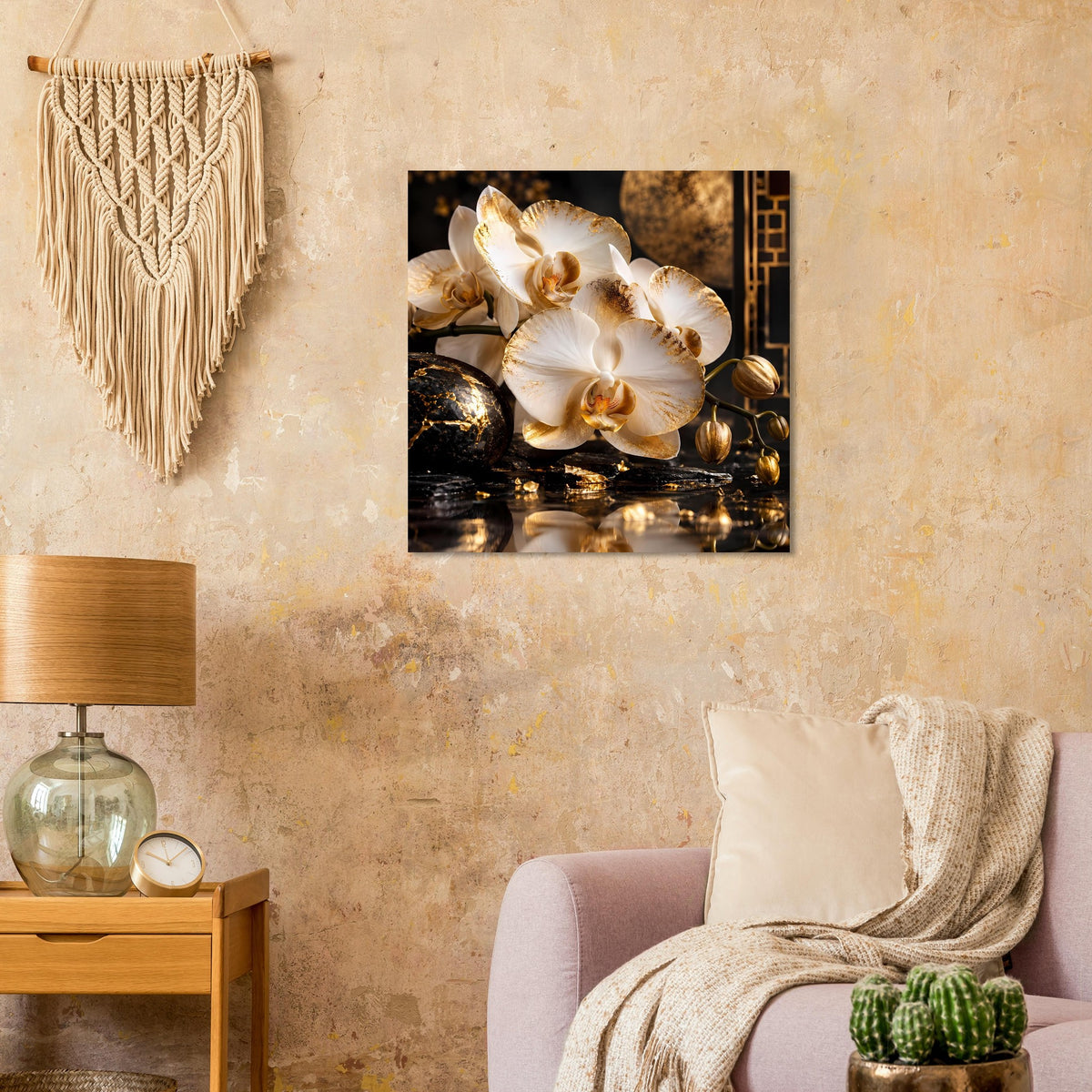 Poster mit weißer Orchidee und goldenen Dekoelementen auf dunklen Steinen