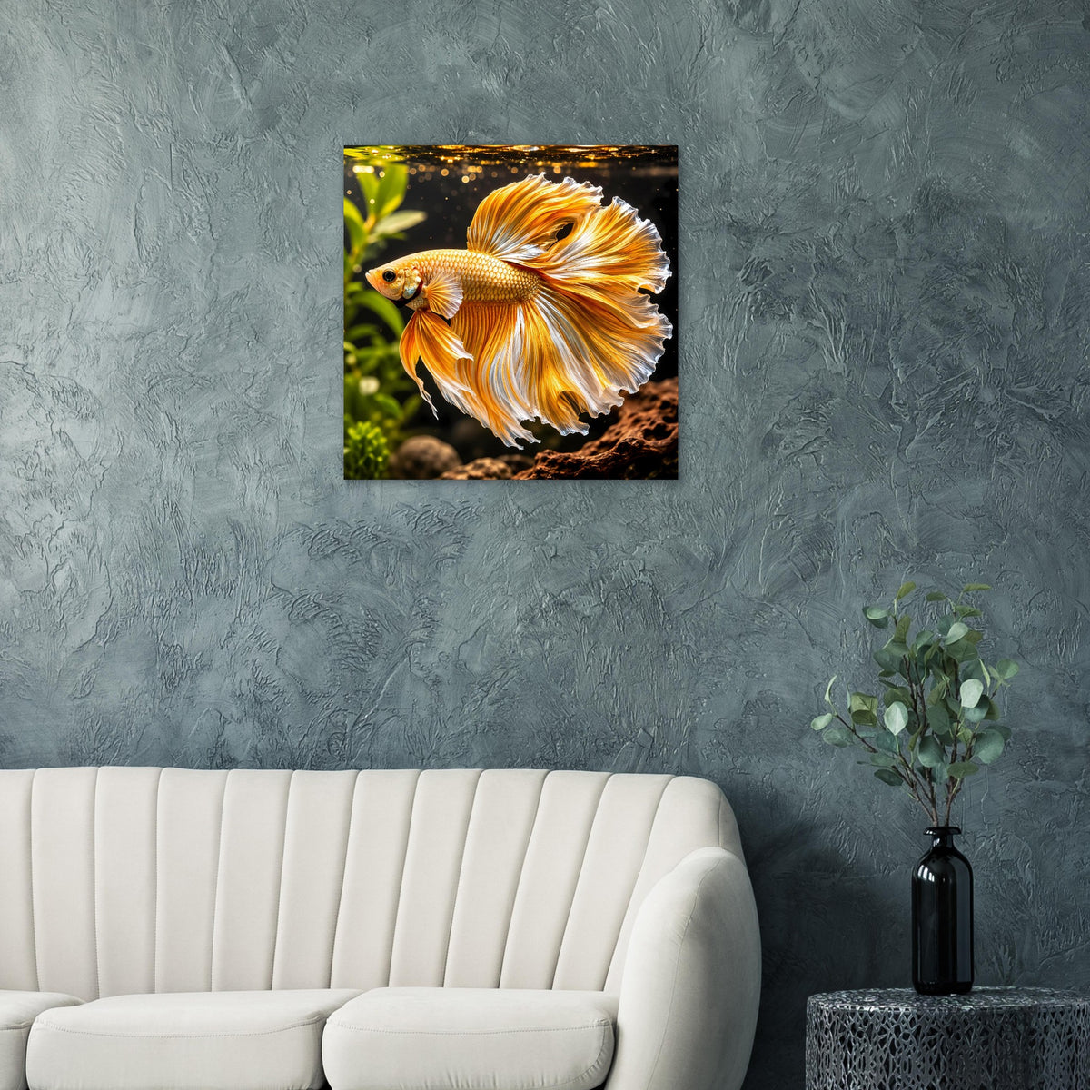 Quadratisches Poster mit orange-goldenem Betta-Fisch auf Unterwasserboden im Bild.