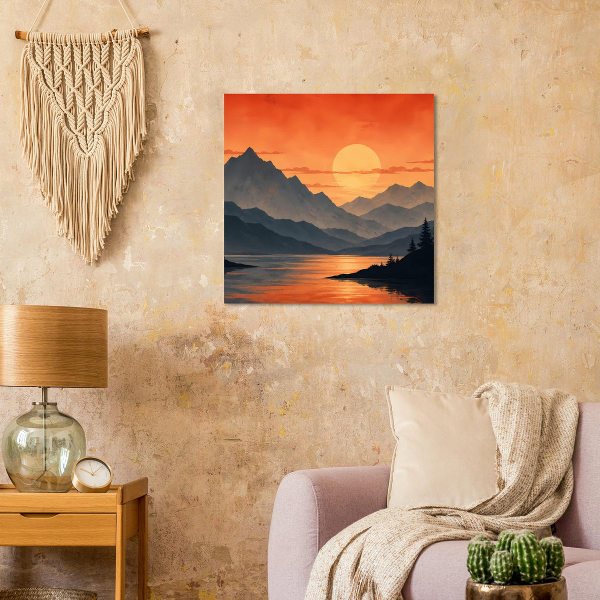 Quadratisches Poster mit Sonnenuntergang am Bergsee, dunklen Gipfeln, orangefarbenem Himmel und Spiegelung
