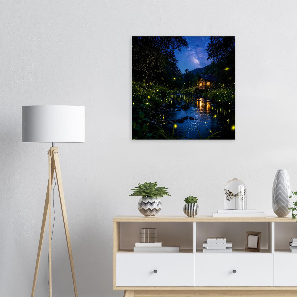 Quadratisches Poster mit nächtlichem Wald, Bach und leuchtenden Glühwürmchen