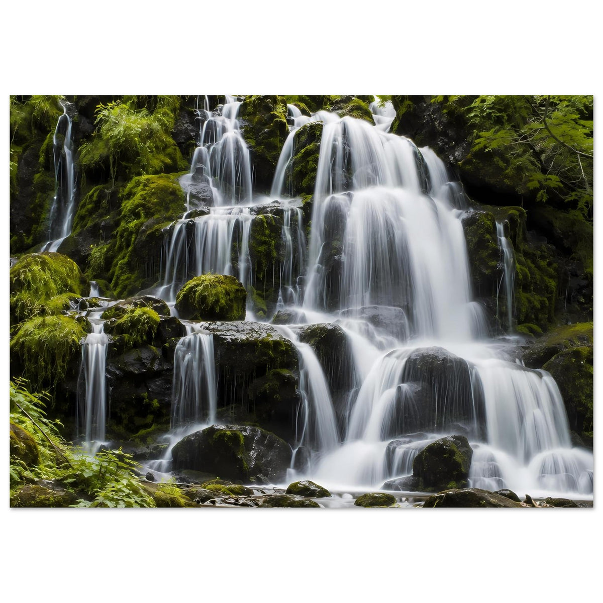 Wasserfall-Poster mit grünem Moos und weißen Wasserfällen, horizontale Ansicht