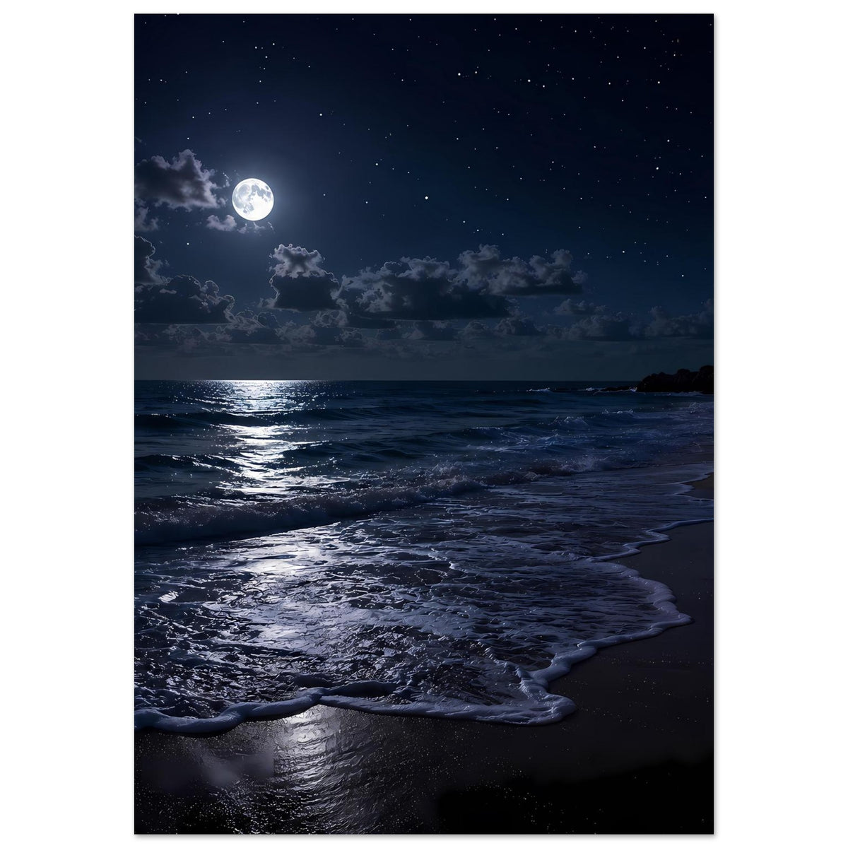 Vertikales Poster mit Sternenhimmel, Mond und bewölktem Meerblick über dem Strand