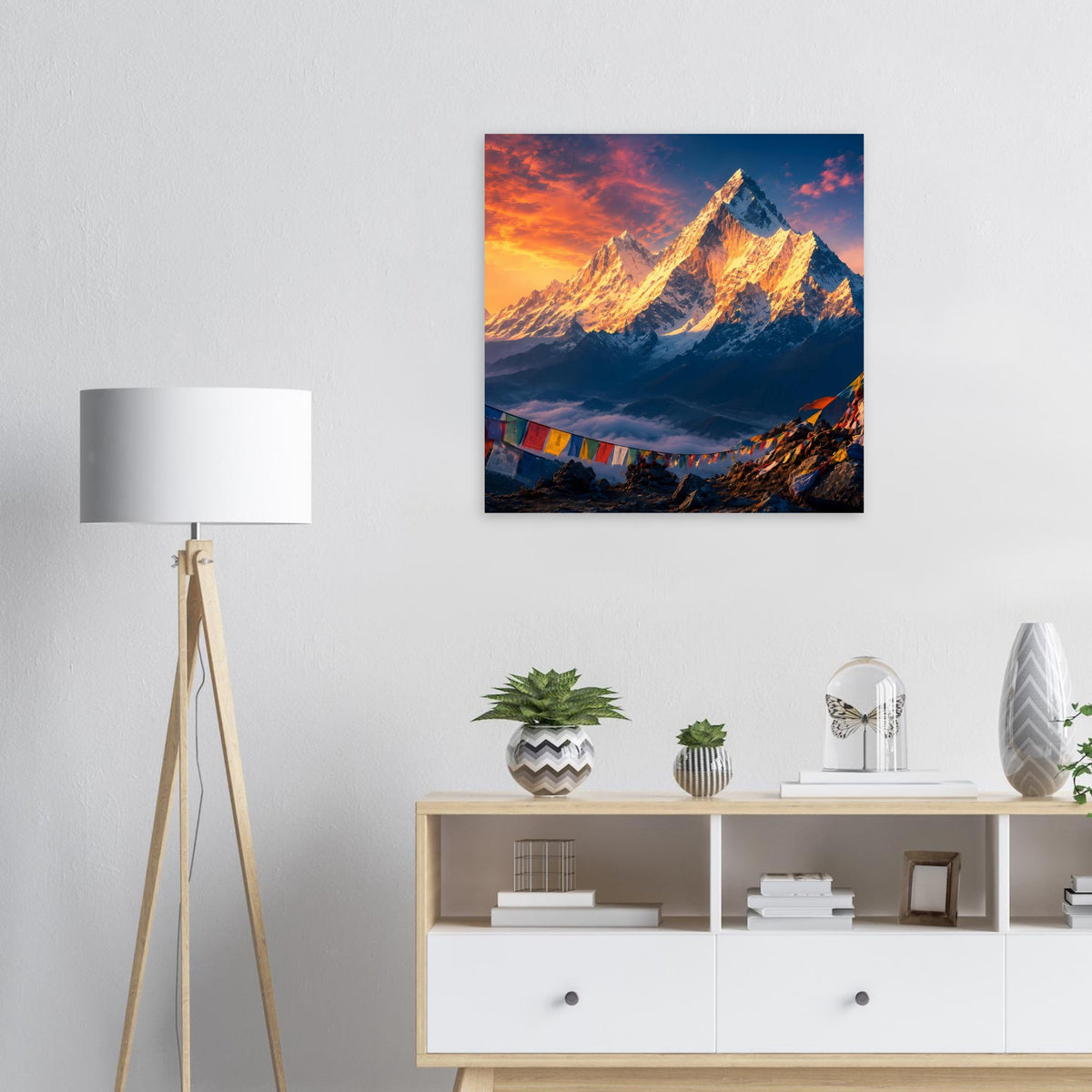 Quadratisches Poster: Sonnenaufgang über schroffen Bergen mit bunten Wimpelgirlanden