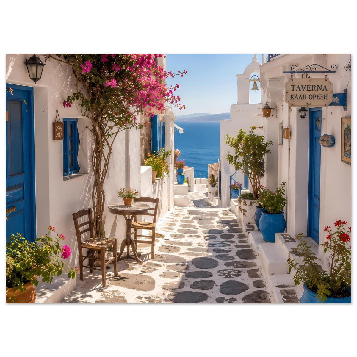 Hochformat-Poster: sonnige Gasse mit weißen Häusern, blauen Türen und pinken Blüten an der Seite