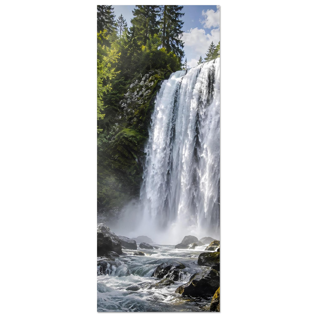 Wasserfall-Premium-Poster im Hochformat: hoher Wasserfall und Felsen am Waldrand