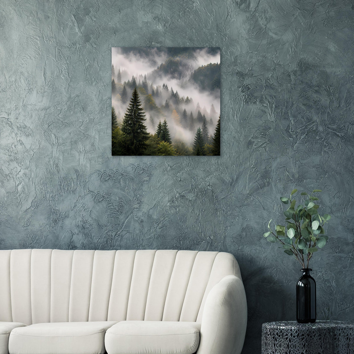 Quadratisches Poster mit dunklen Tannen im Nebel und lichtem Morgenhimmel.