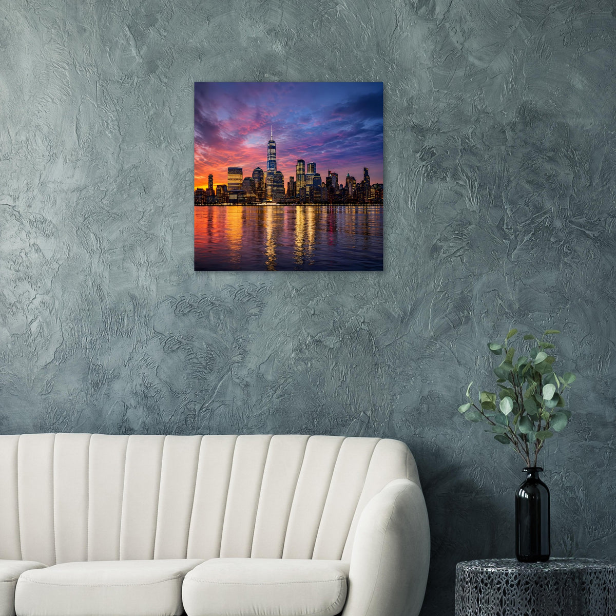 Quadratisches, schwarz gerahmtes Poster mit New-York-Skyline bei Dämmerung und Wasserreflexion