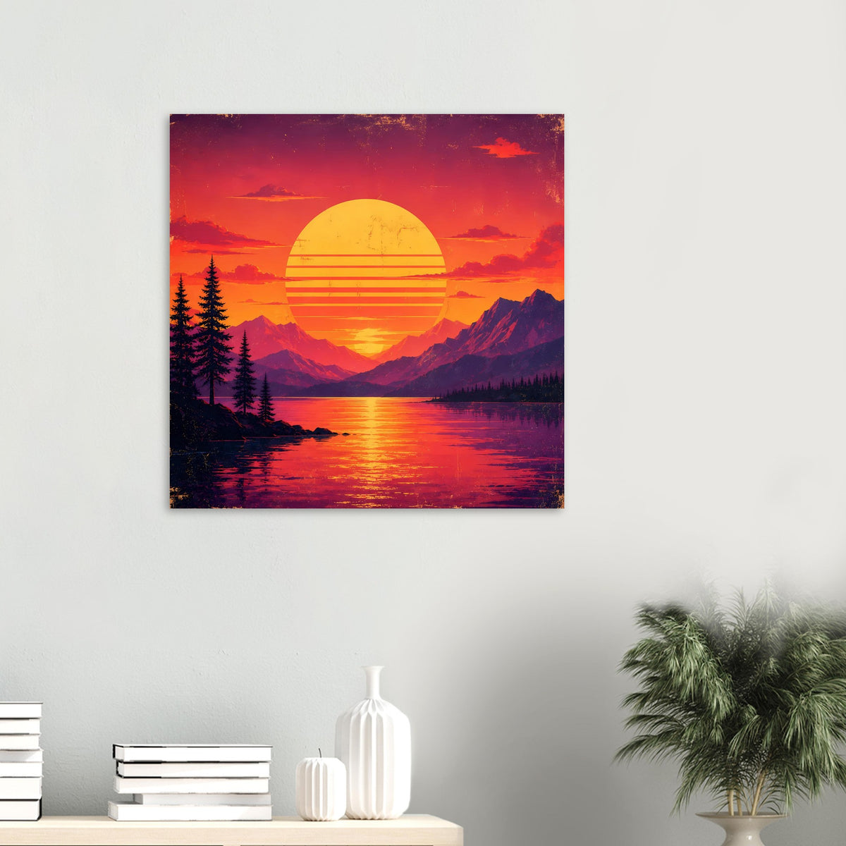 Gerahmtes Poster mit retro Sonnenuntergang über Bergsee, Tannen und Sonne in Orange/Violett