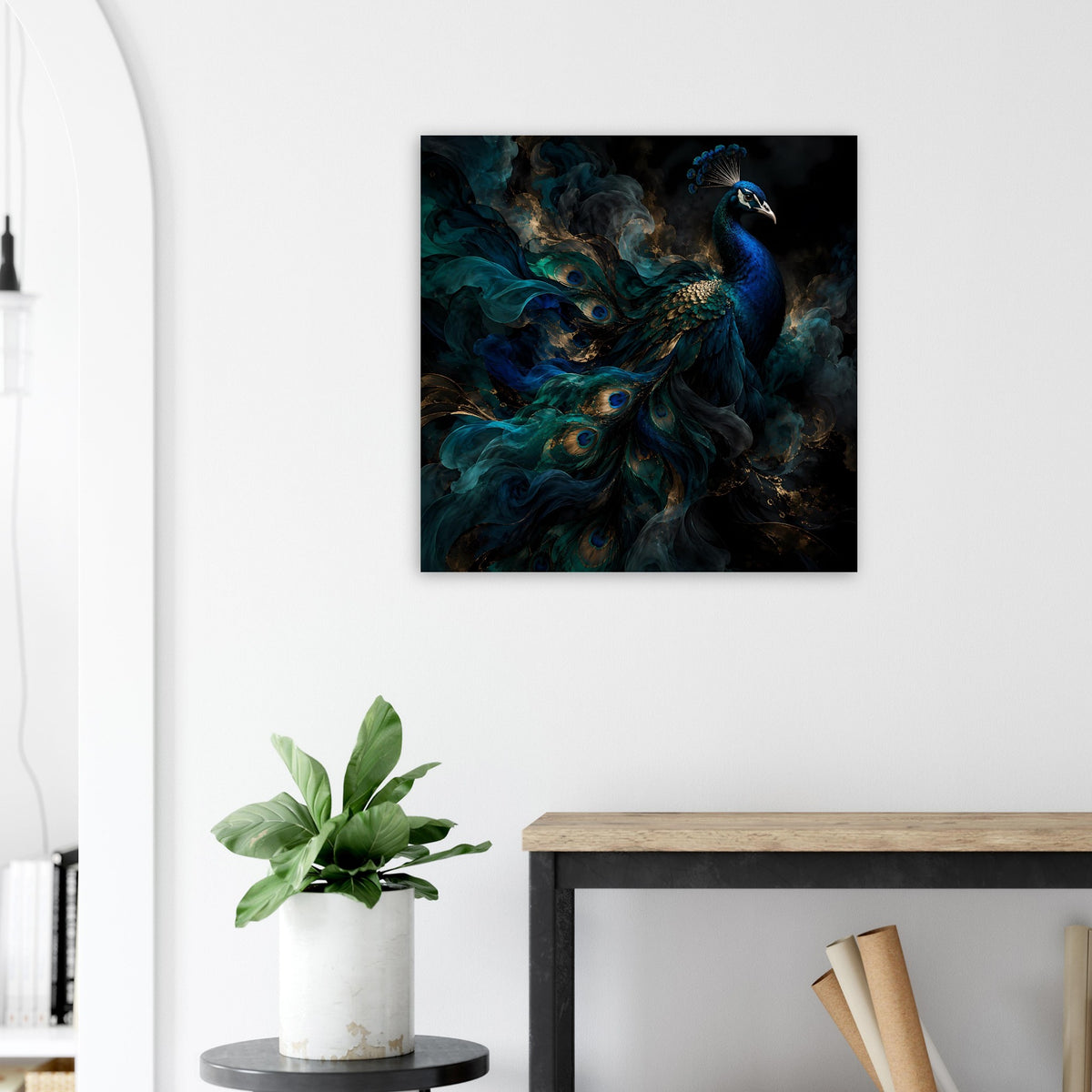 Quadratisches Kunstposter mit Pfau in tiefem Blaugrün und dunklem Hintergrund