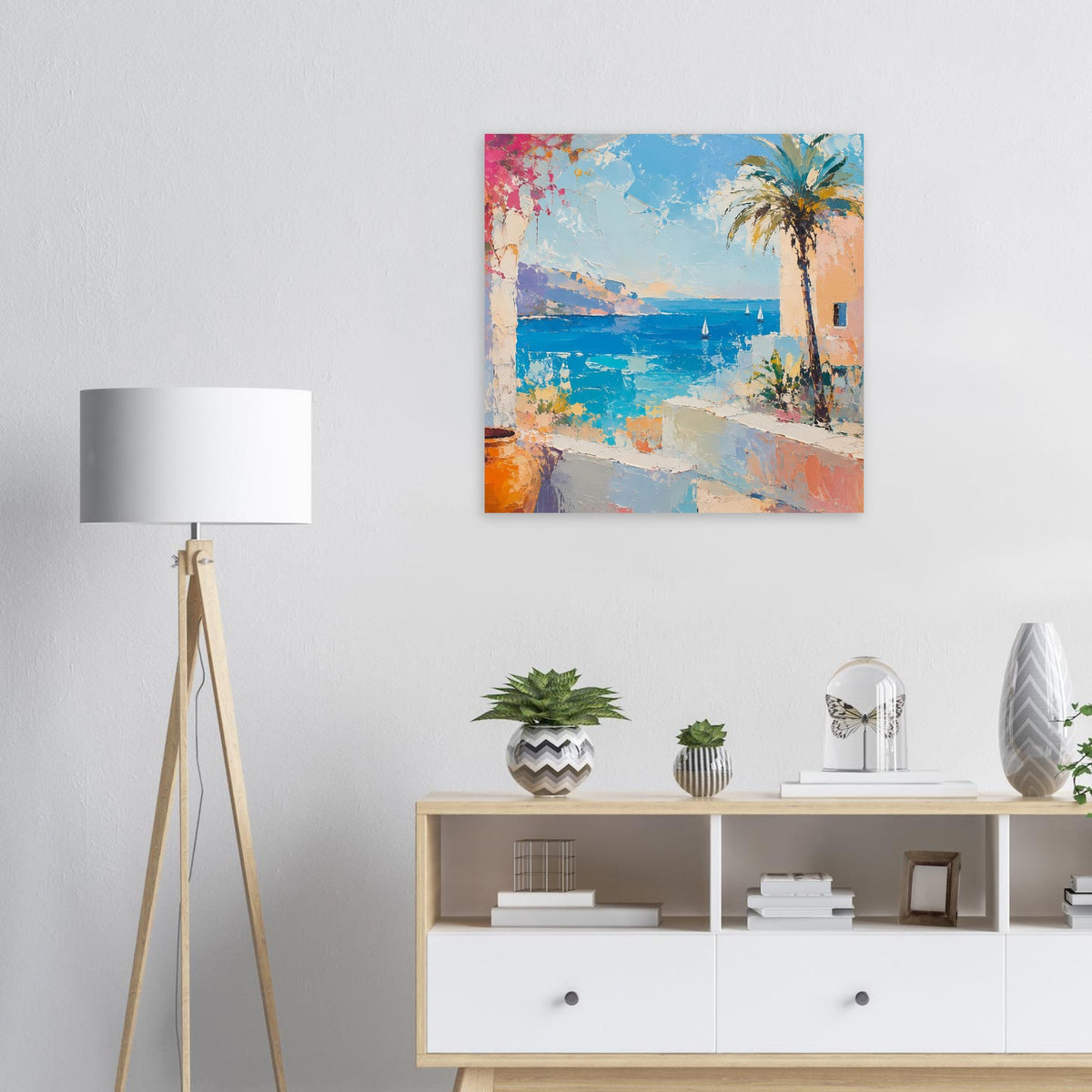 Sommerposter mit blauem Meer, Palme rechts und Segelbooten in der Ferne