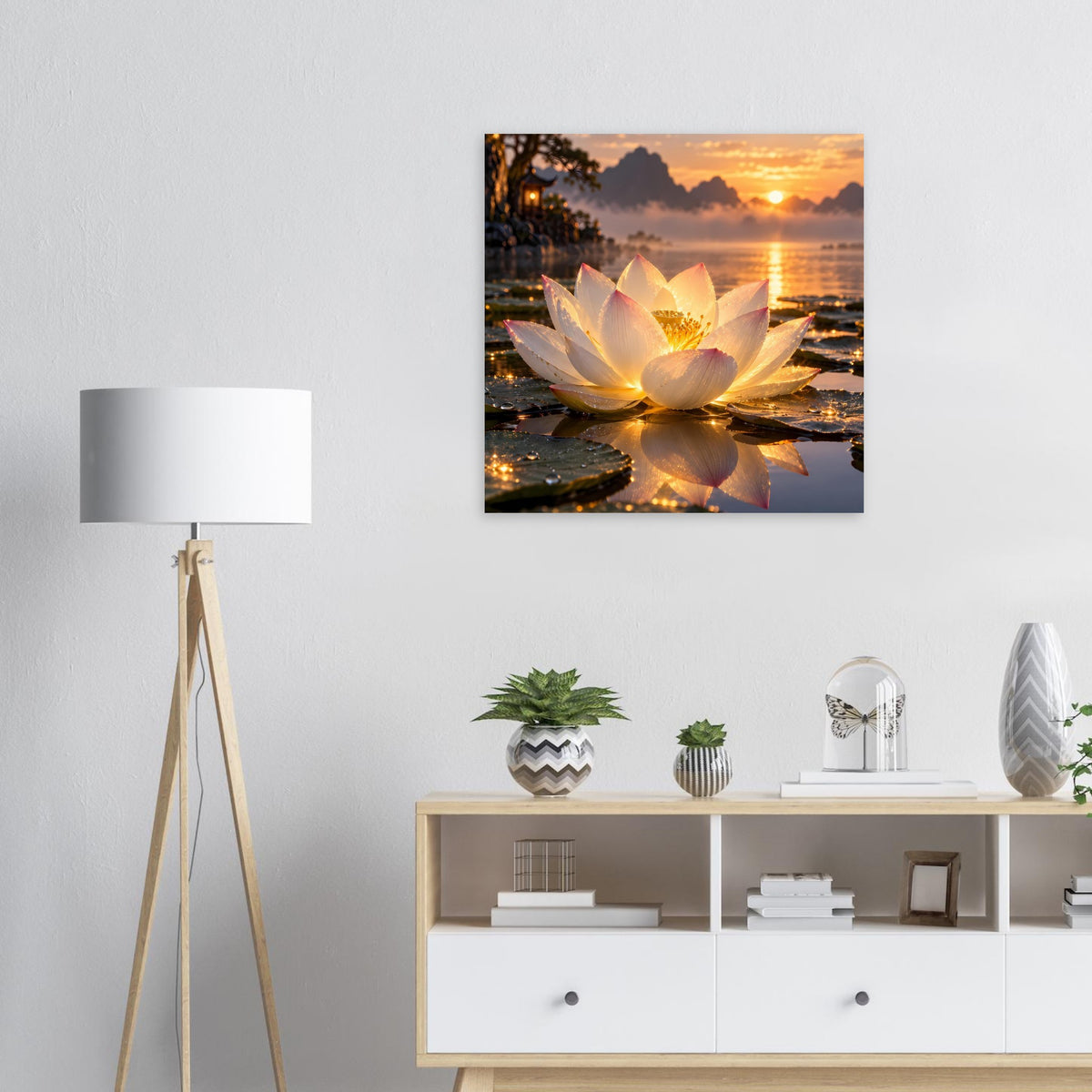 Lotusblüten-Poster: goldene Lotusblüte mit Spiegelung am Wasser, in warmem Licht
